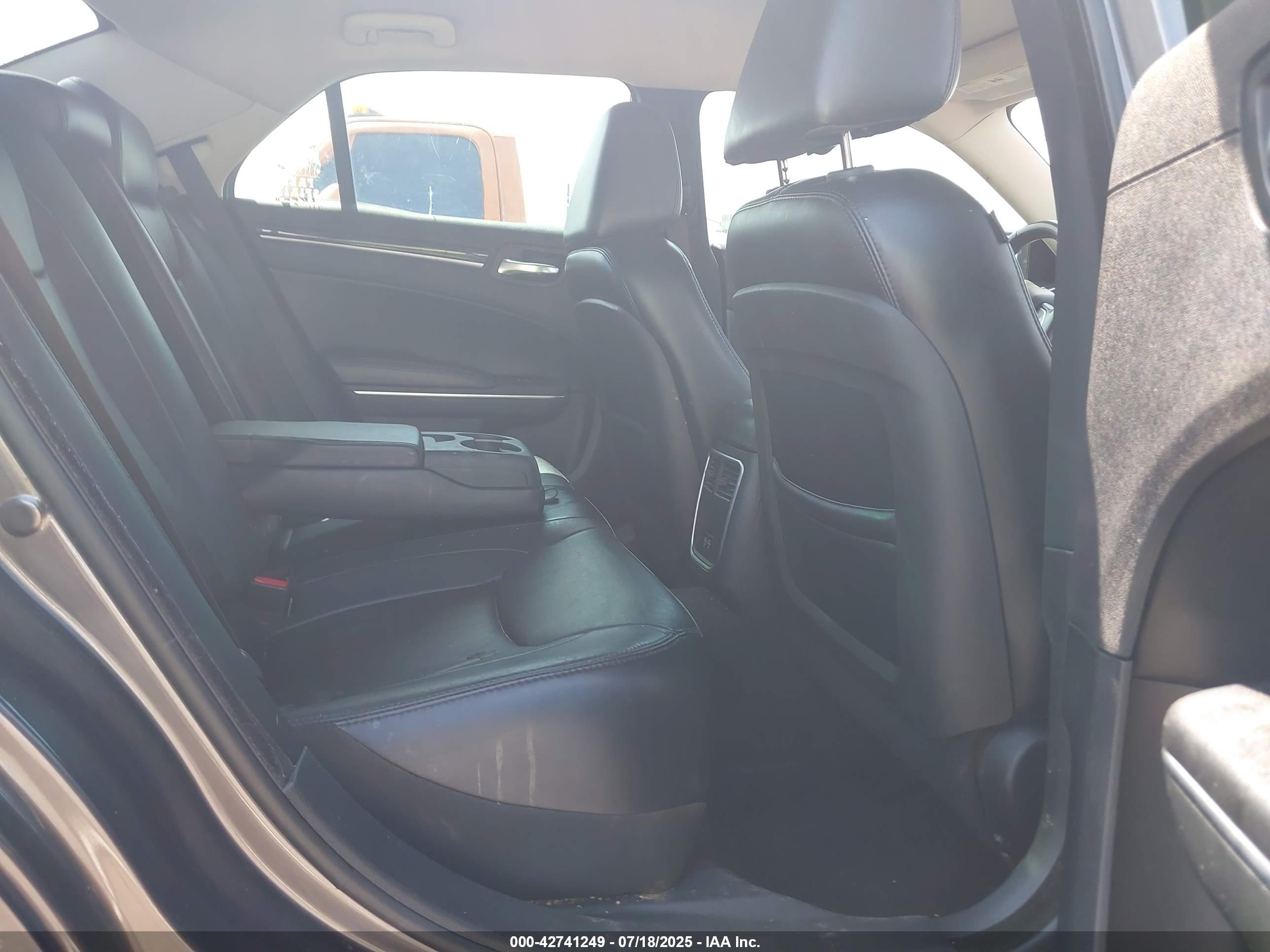 CHRYSLER 300 image 8