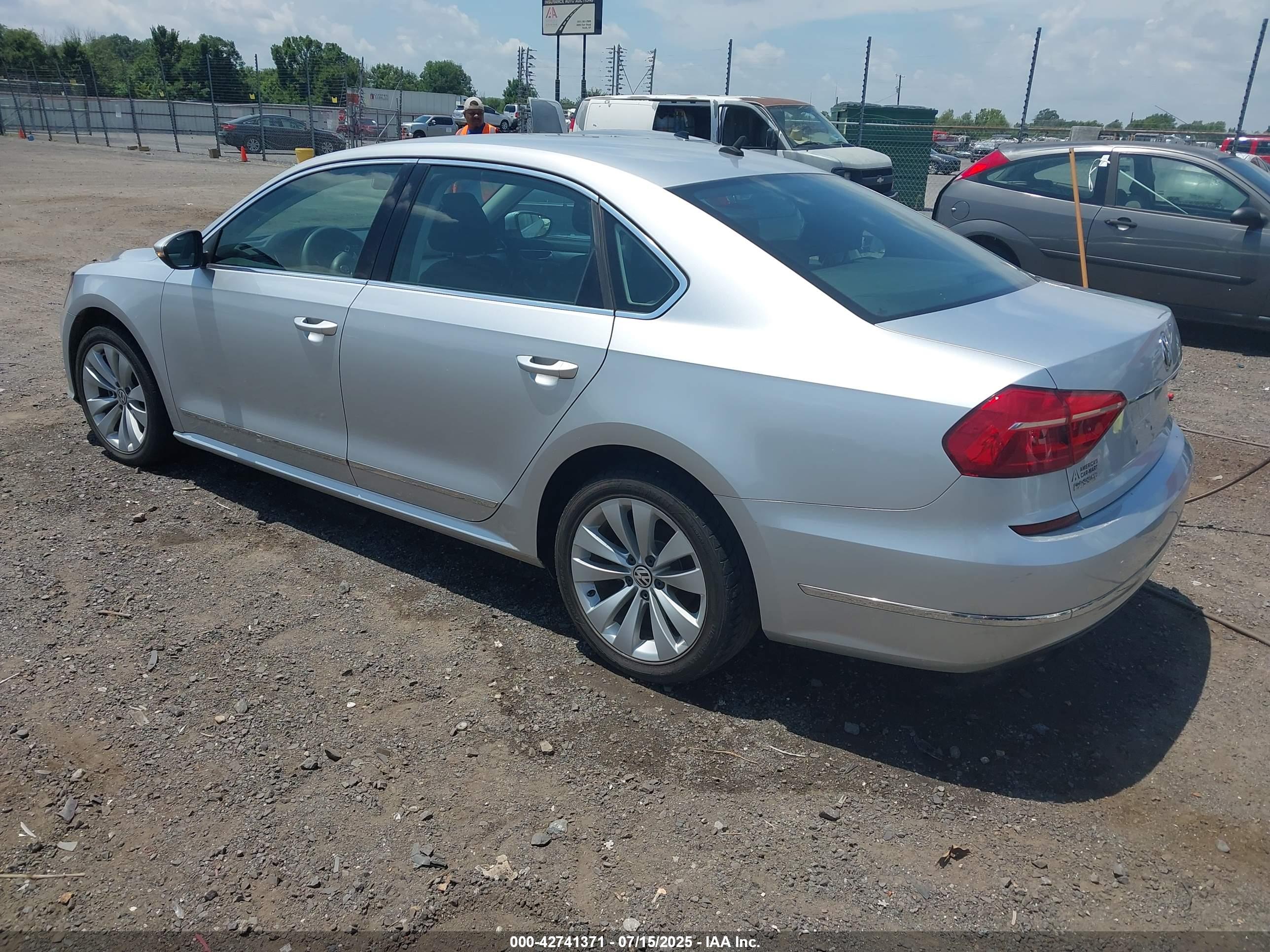 VOLKSWAGEN PASSAT image 3