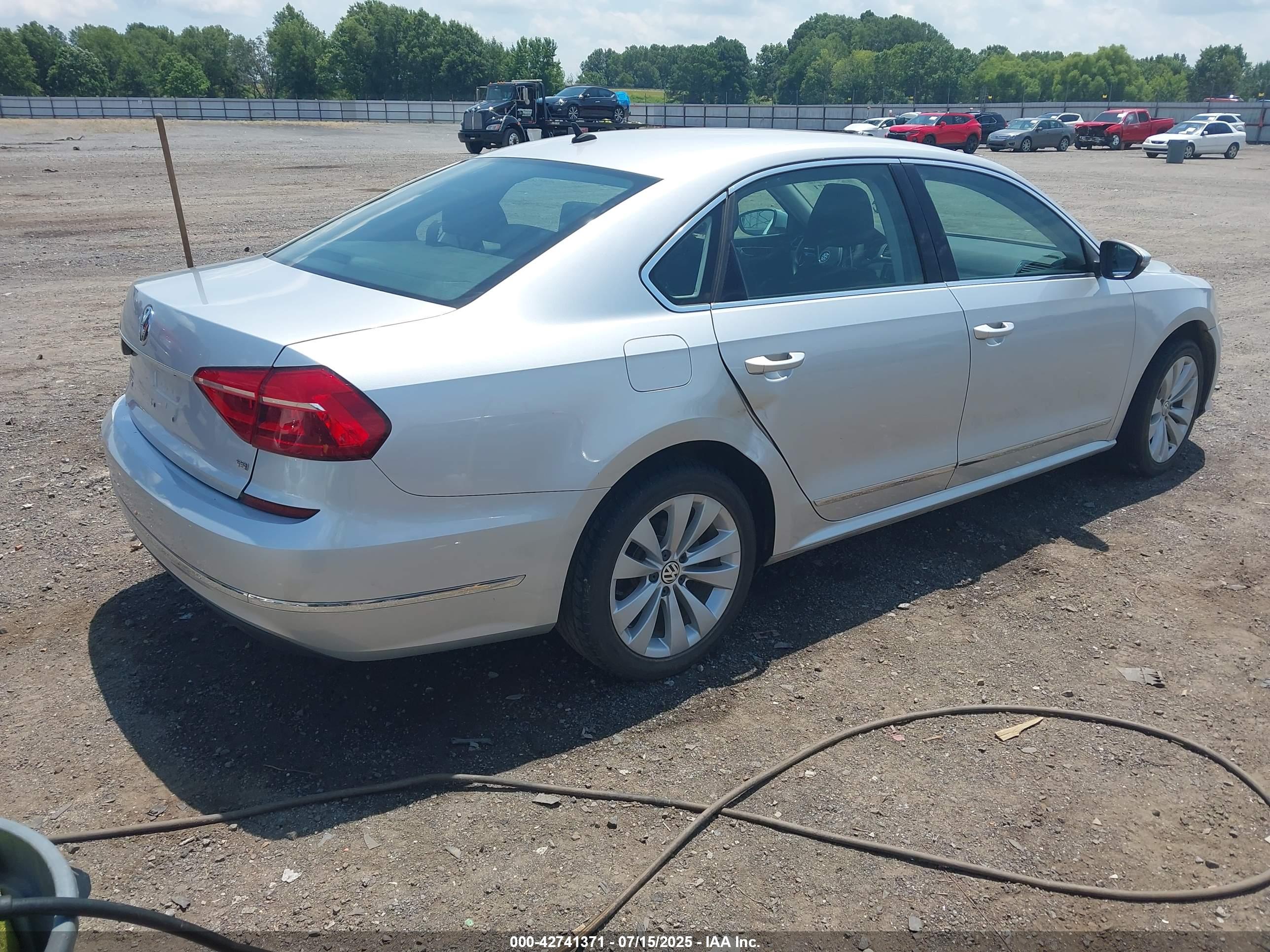VOLKSWAGEN PASSAT image 4