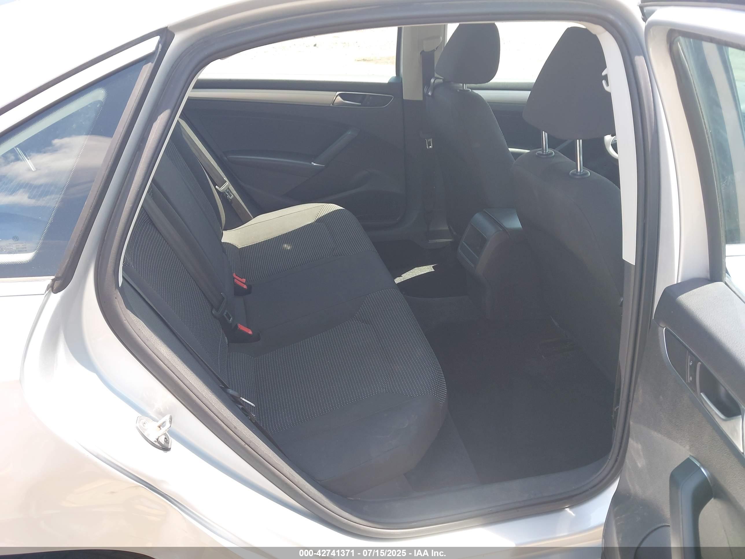 VOLKSWAGEN PASSAT image 8