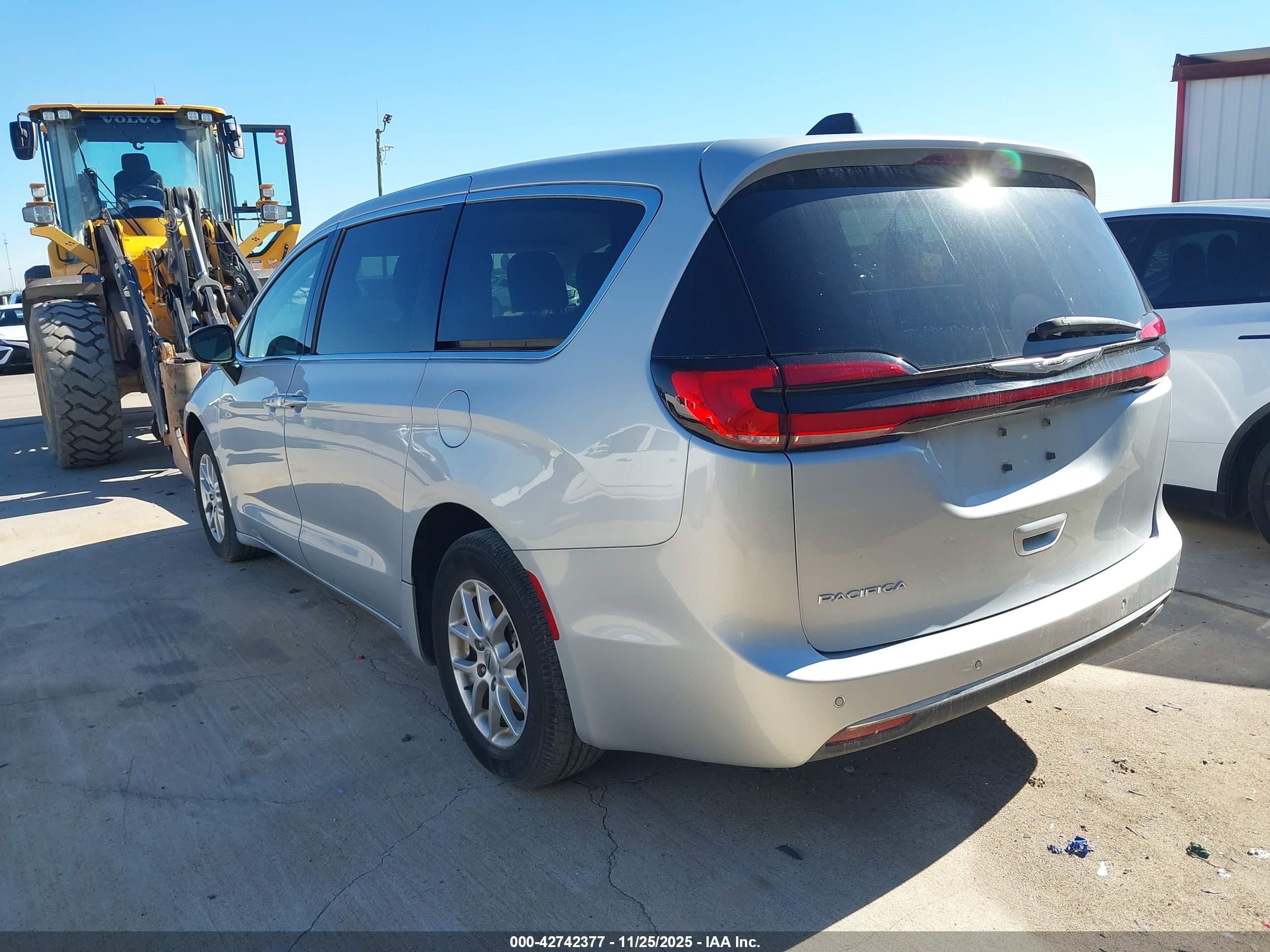 CHRYSLER PACIFICA image 3