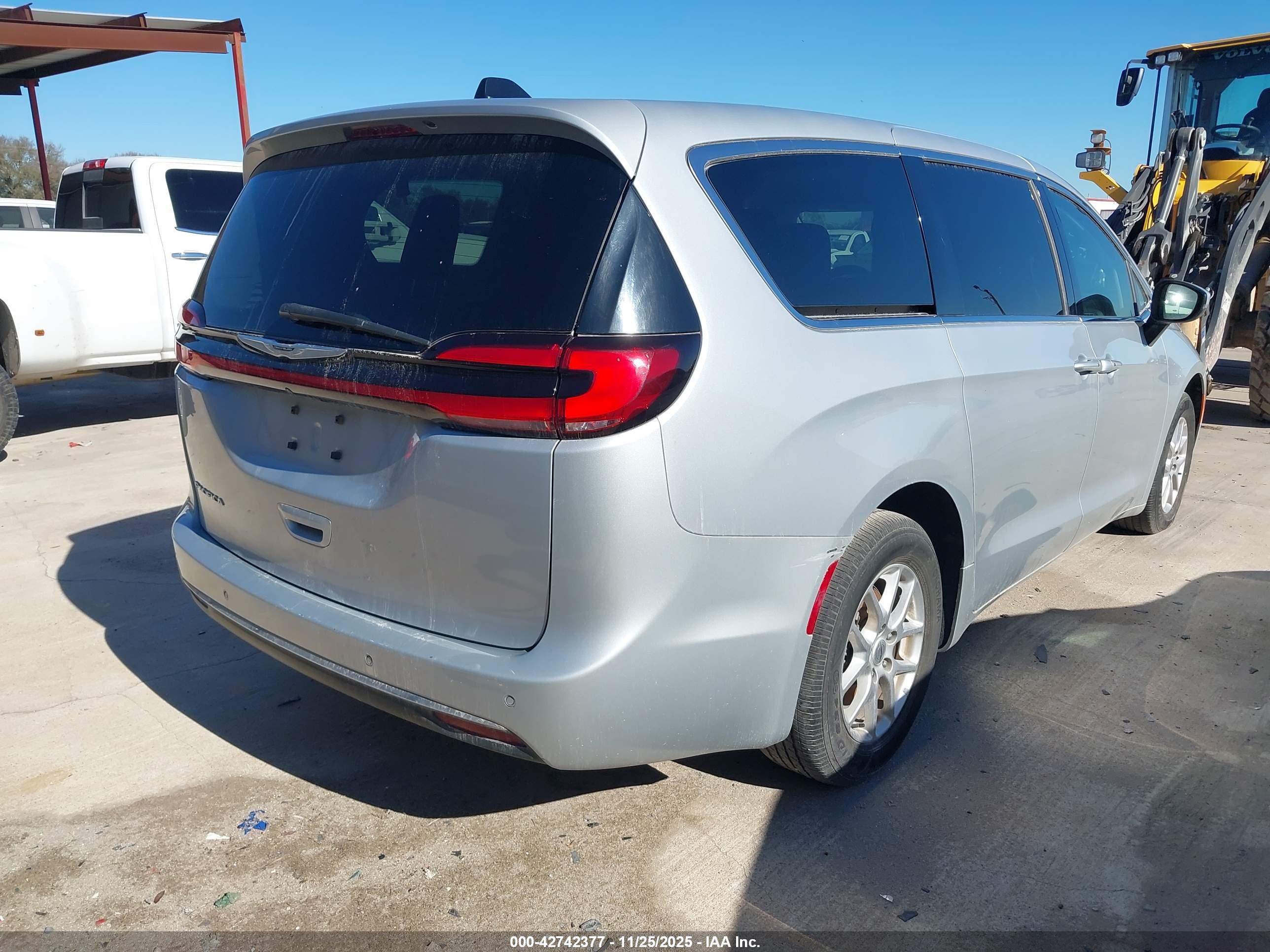 CHRYSLER PACIFICA image 4