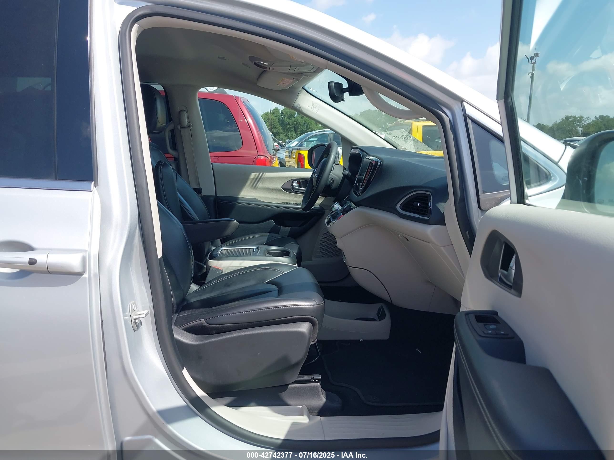 CHRYSLER PACIFICA image 5