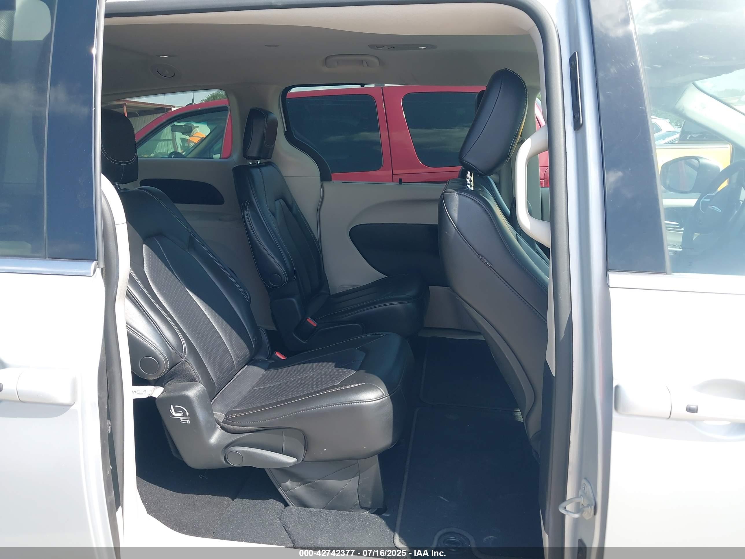 CHRYSLER PACIFICA image 8