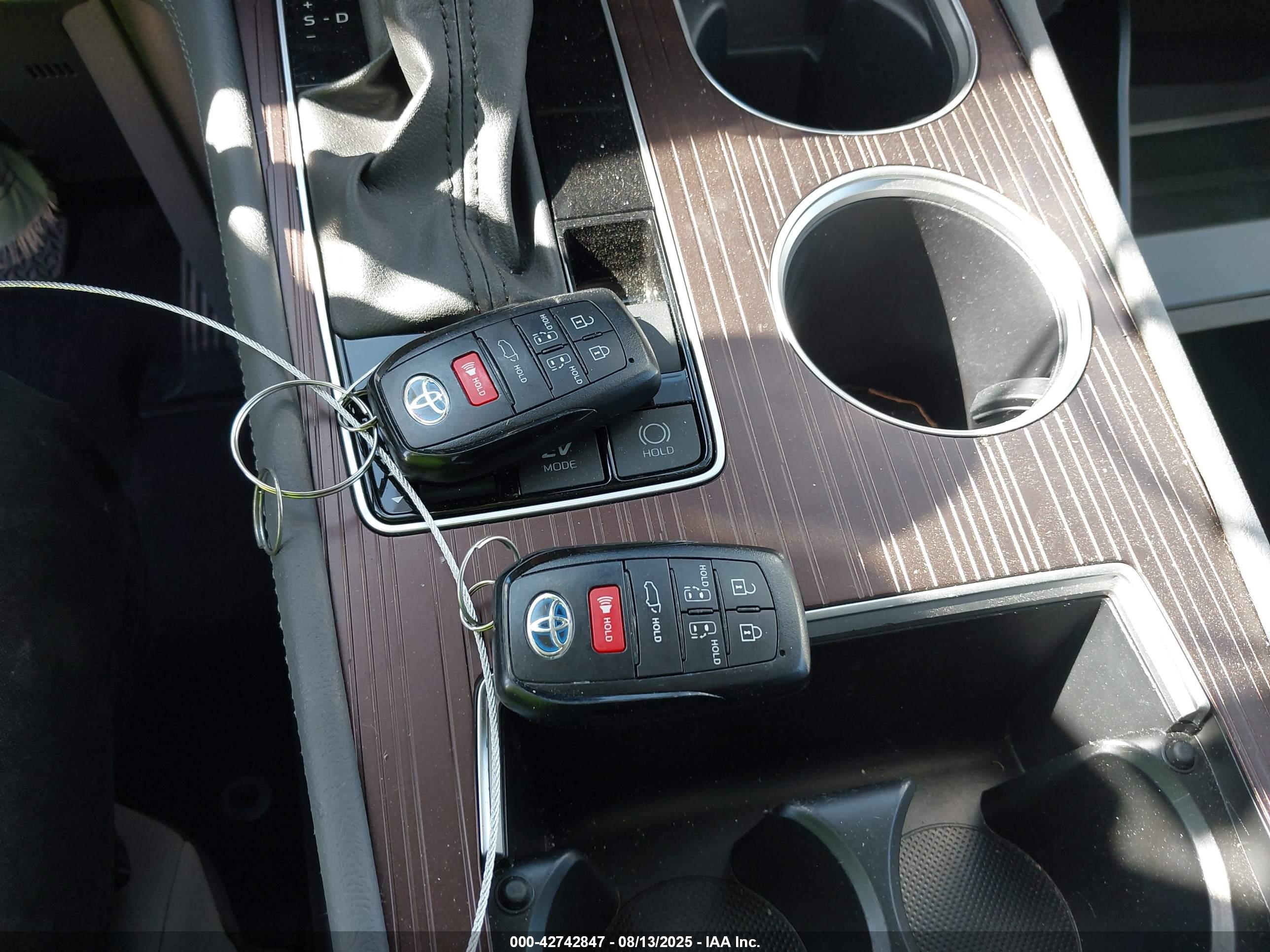 TOYOTA SIENNA image 11