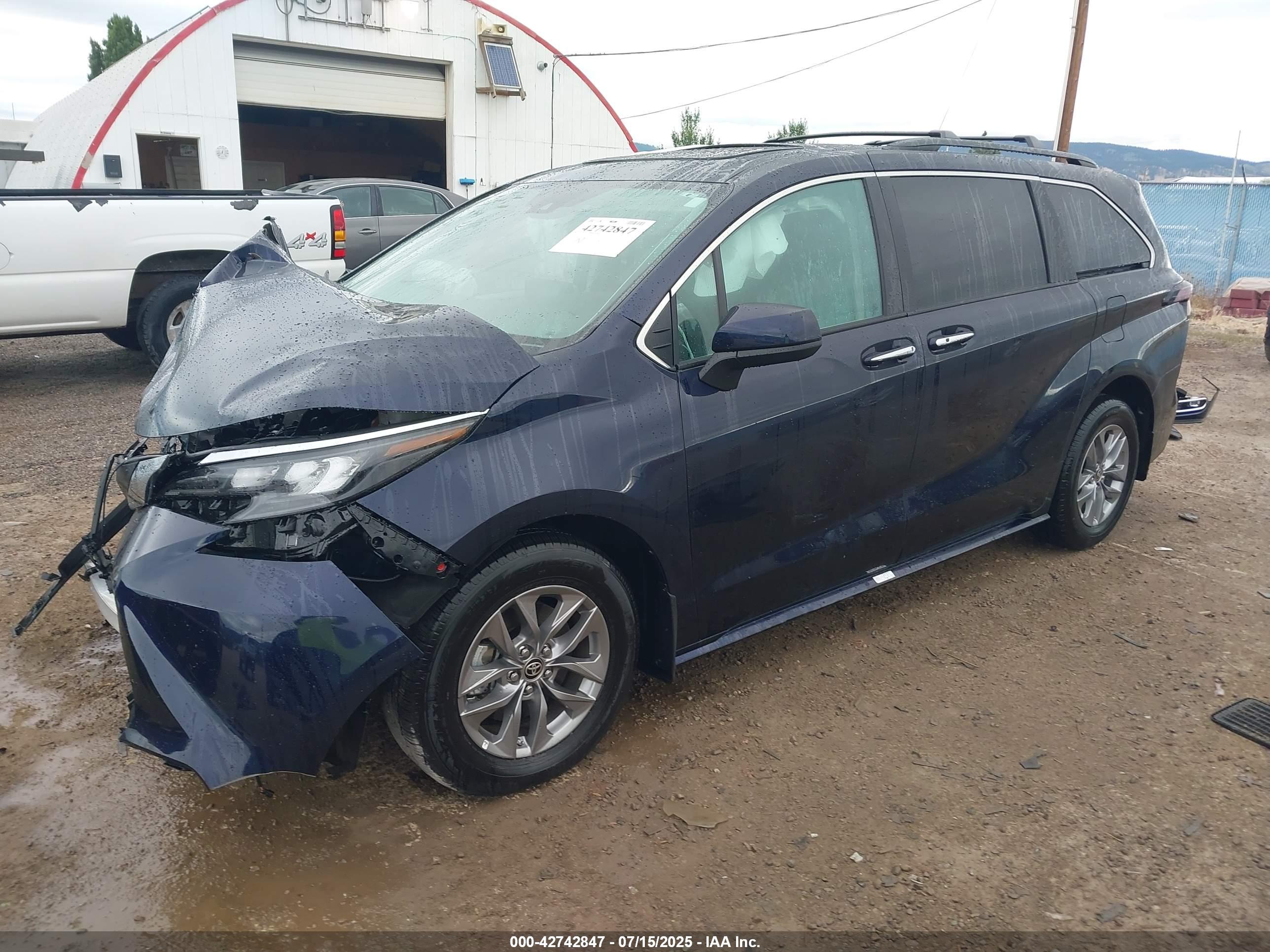 TOYOTA SIENNA image 2