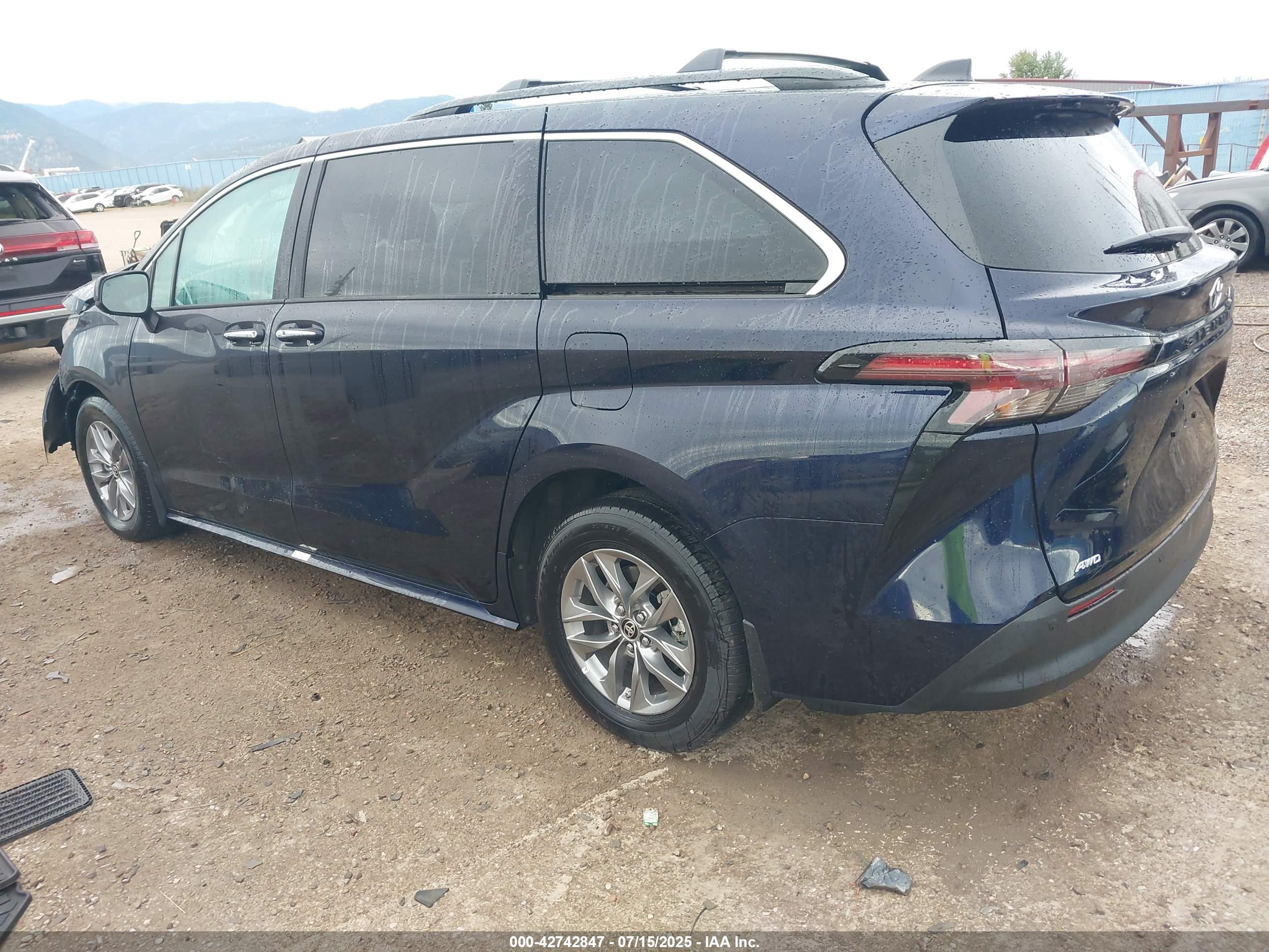 TOYOTA SIENNA image 3
