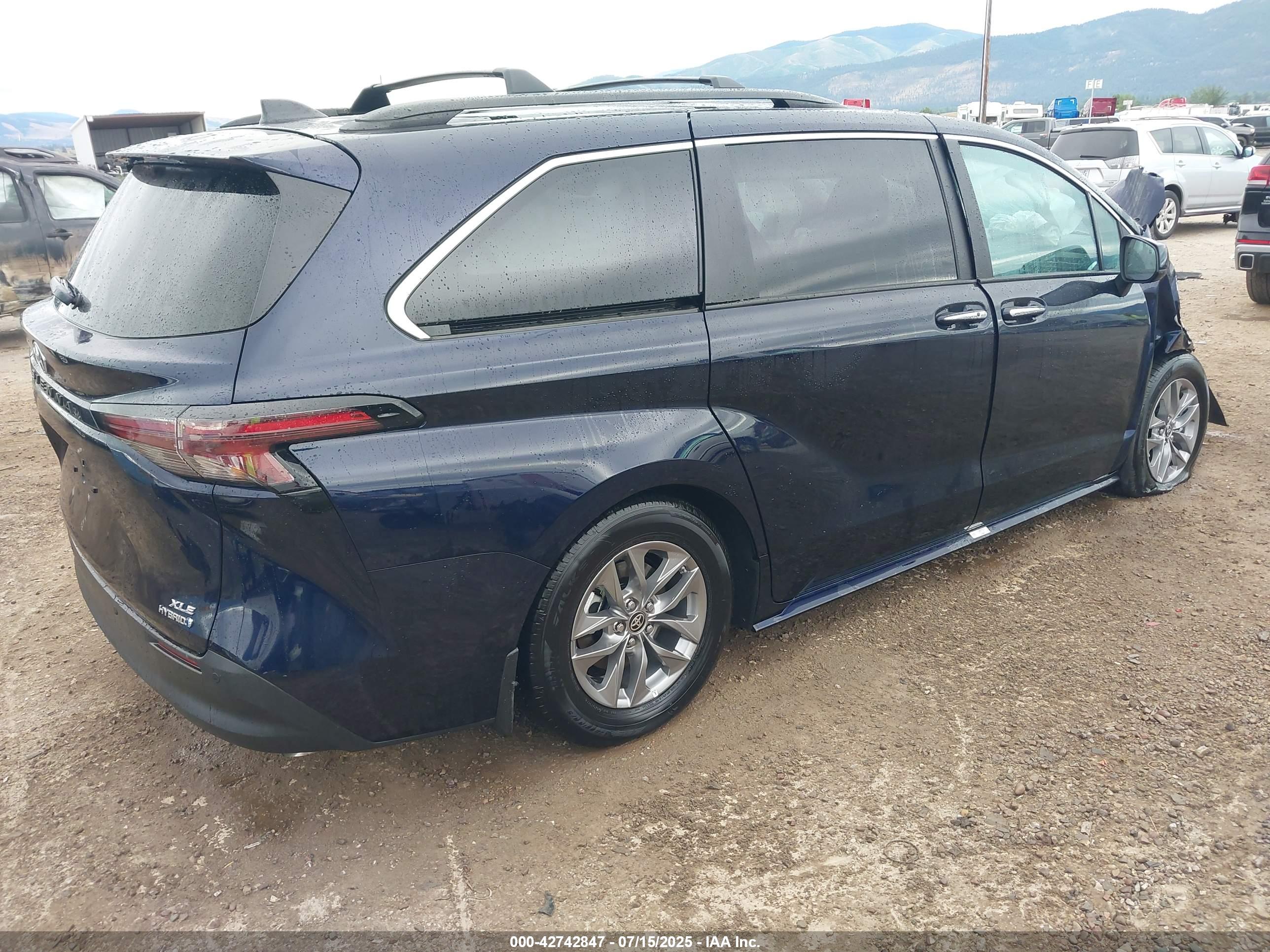 TOYOTA SIENNA image 4
