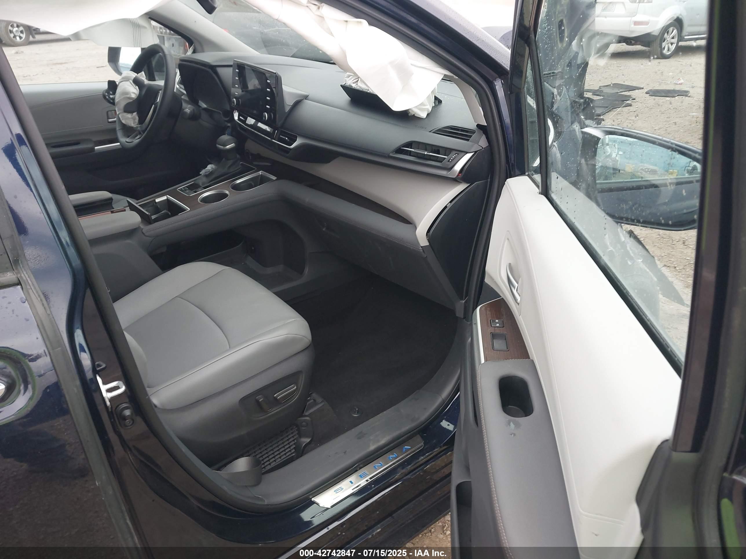 TOYOTA SIENNA image 5