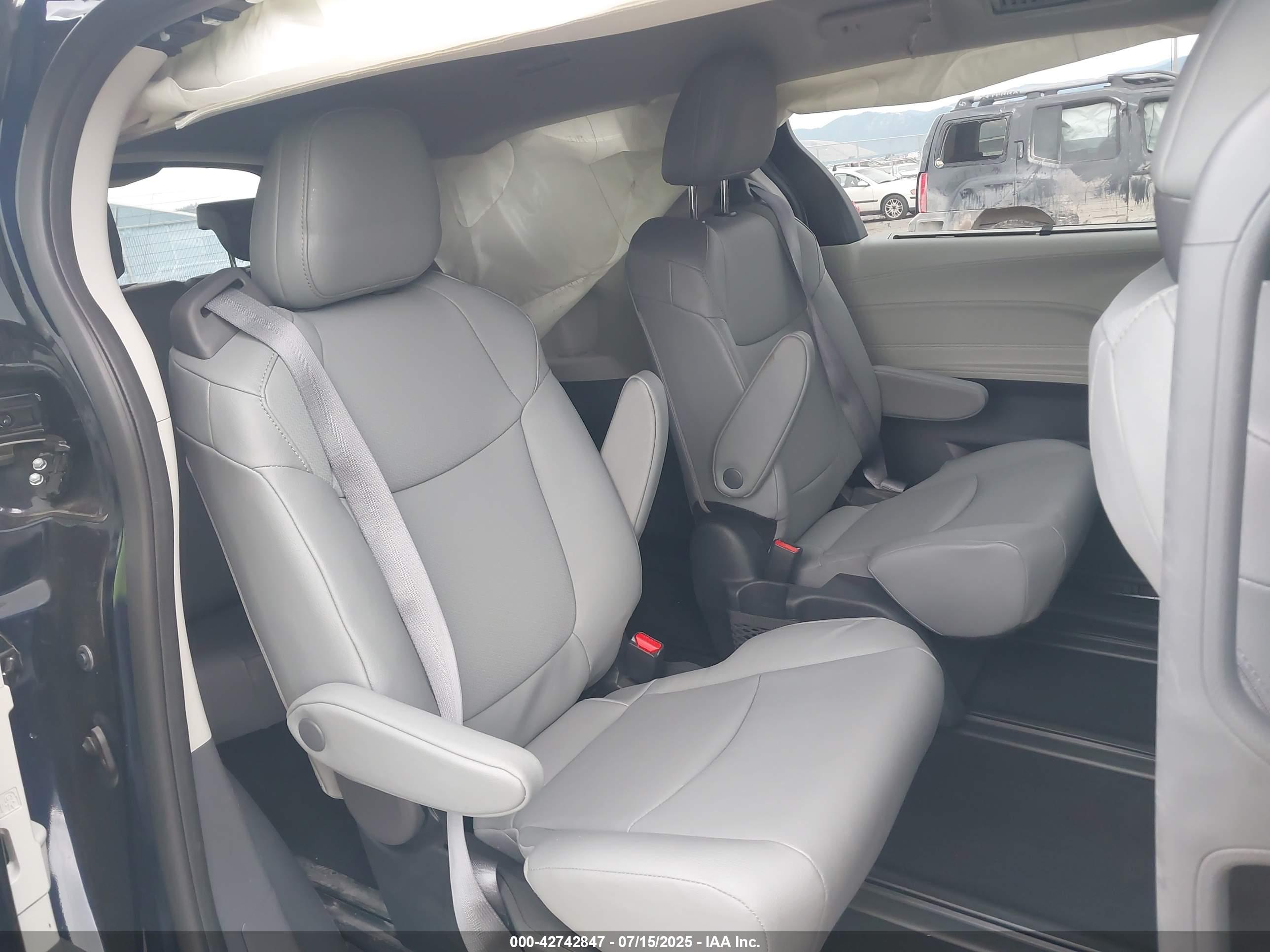 TOYOTA SIENNA image 8