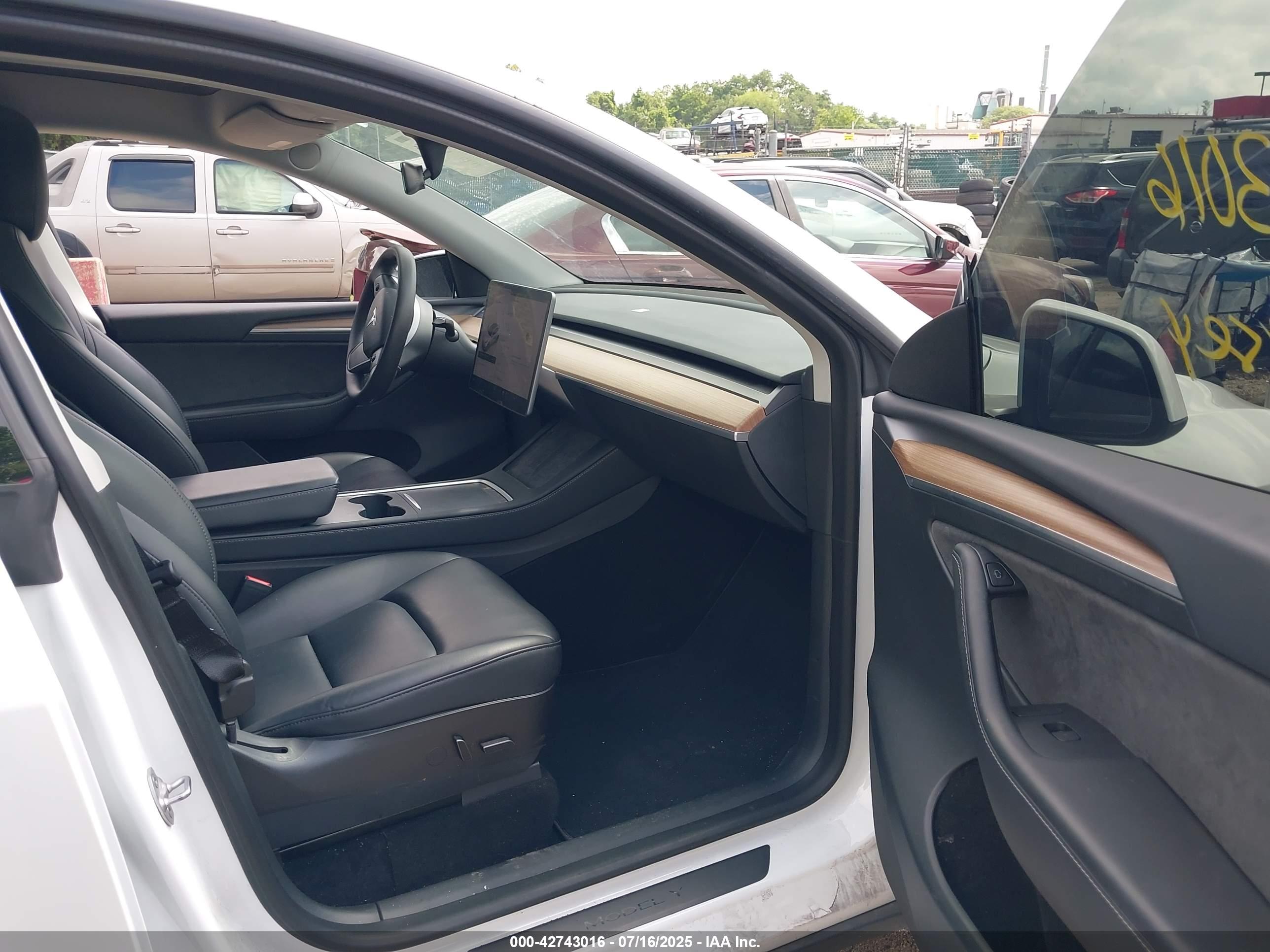 TESLA MODEL image 5
