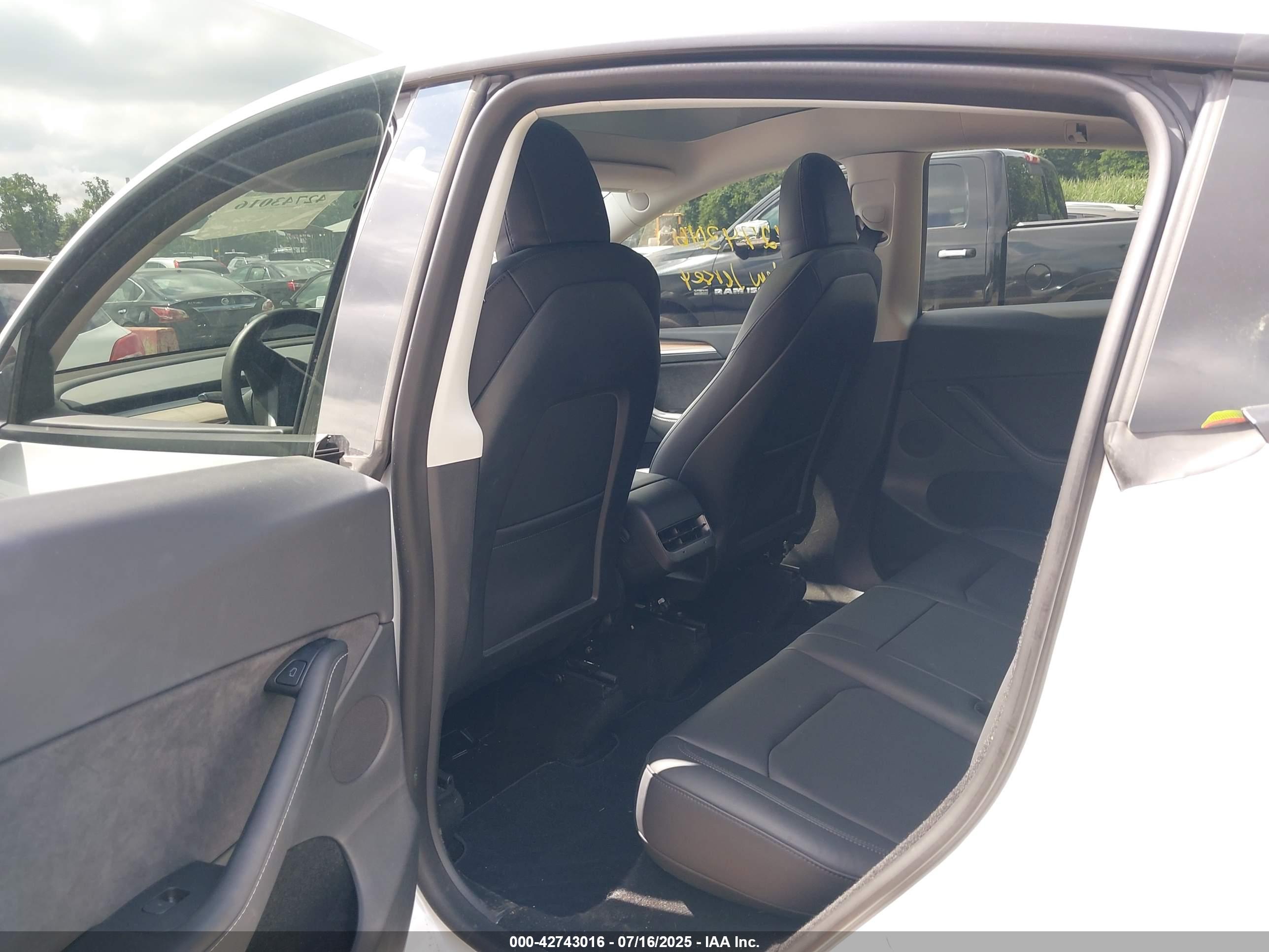 TESLA MODEL image 8