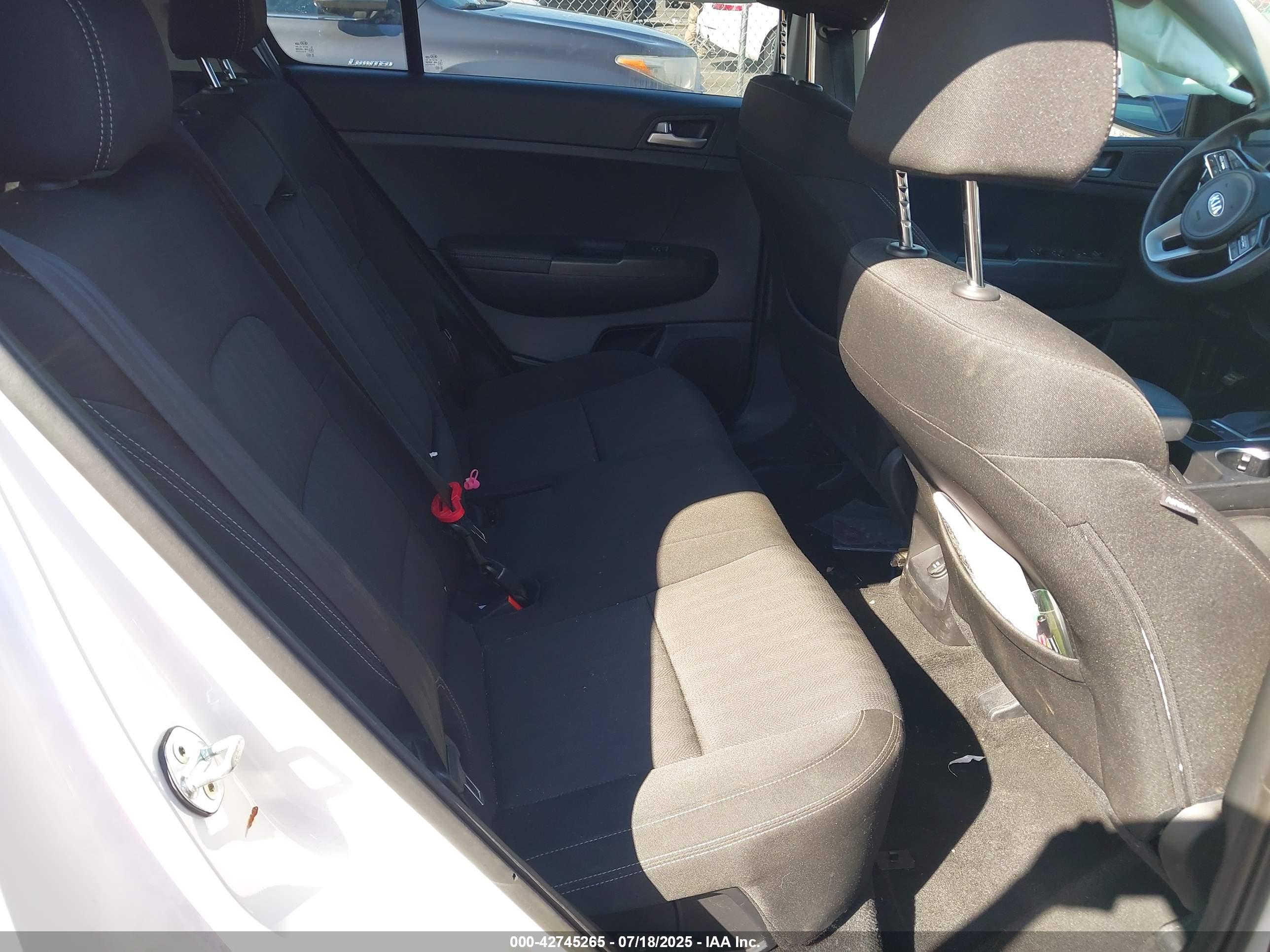 KIA SPORTAGE image 8
