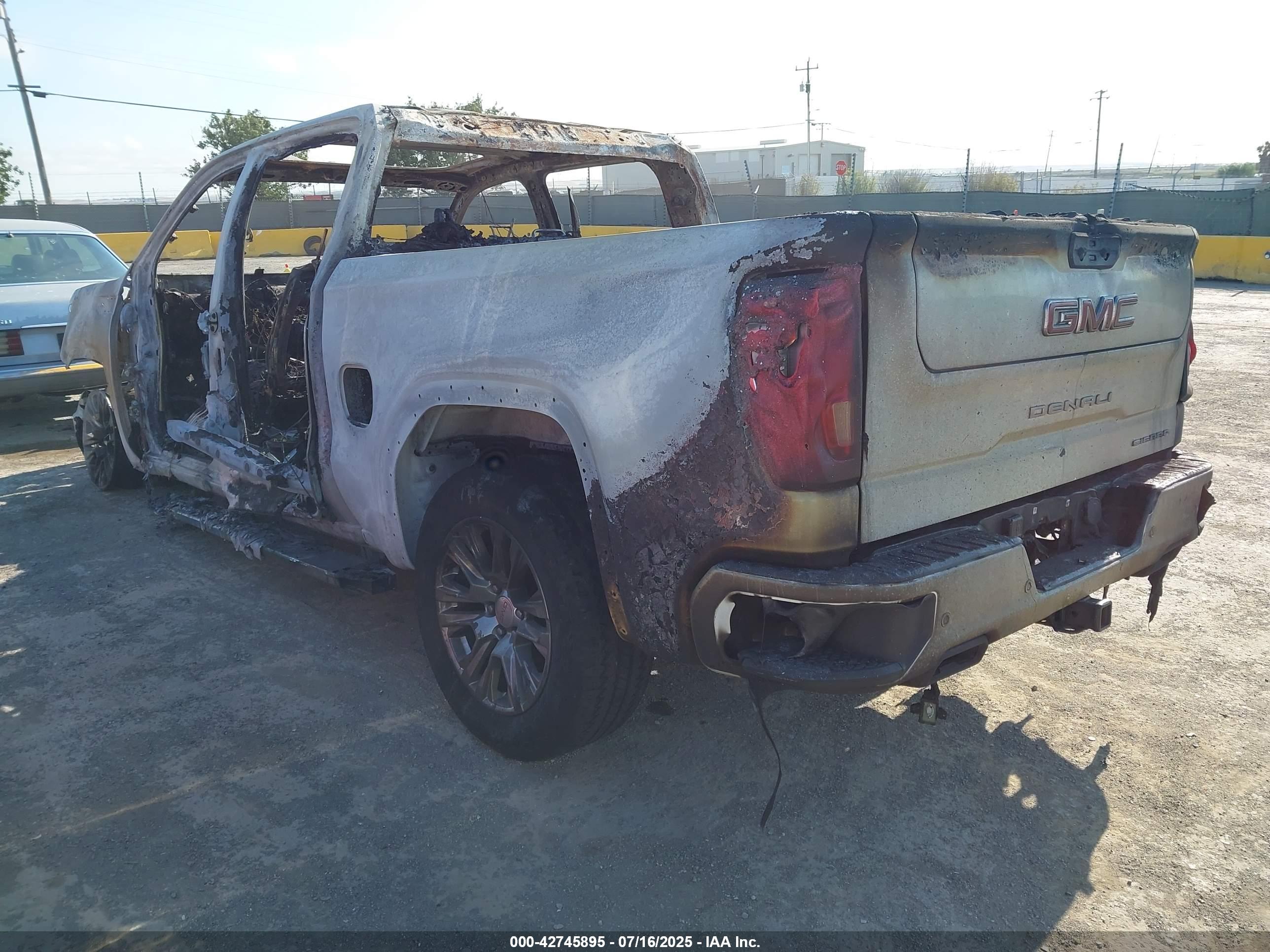 GMC SIERRA image 3