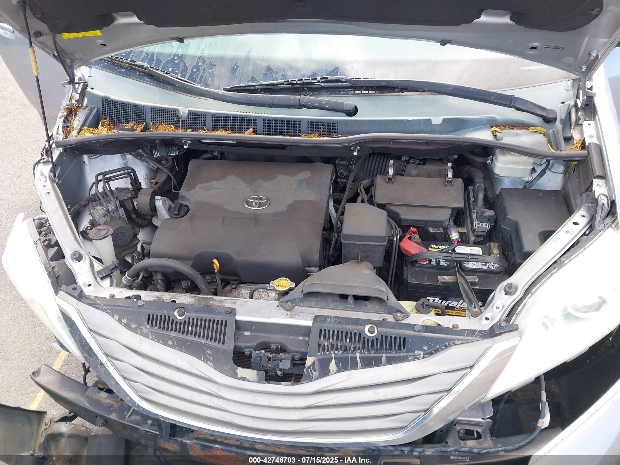 TOYOTA SIENNA image 10