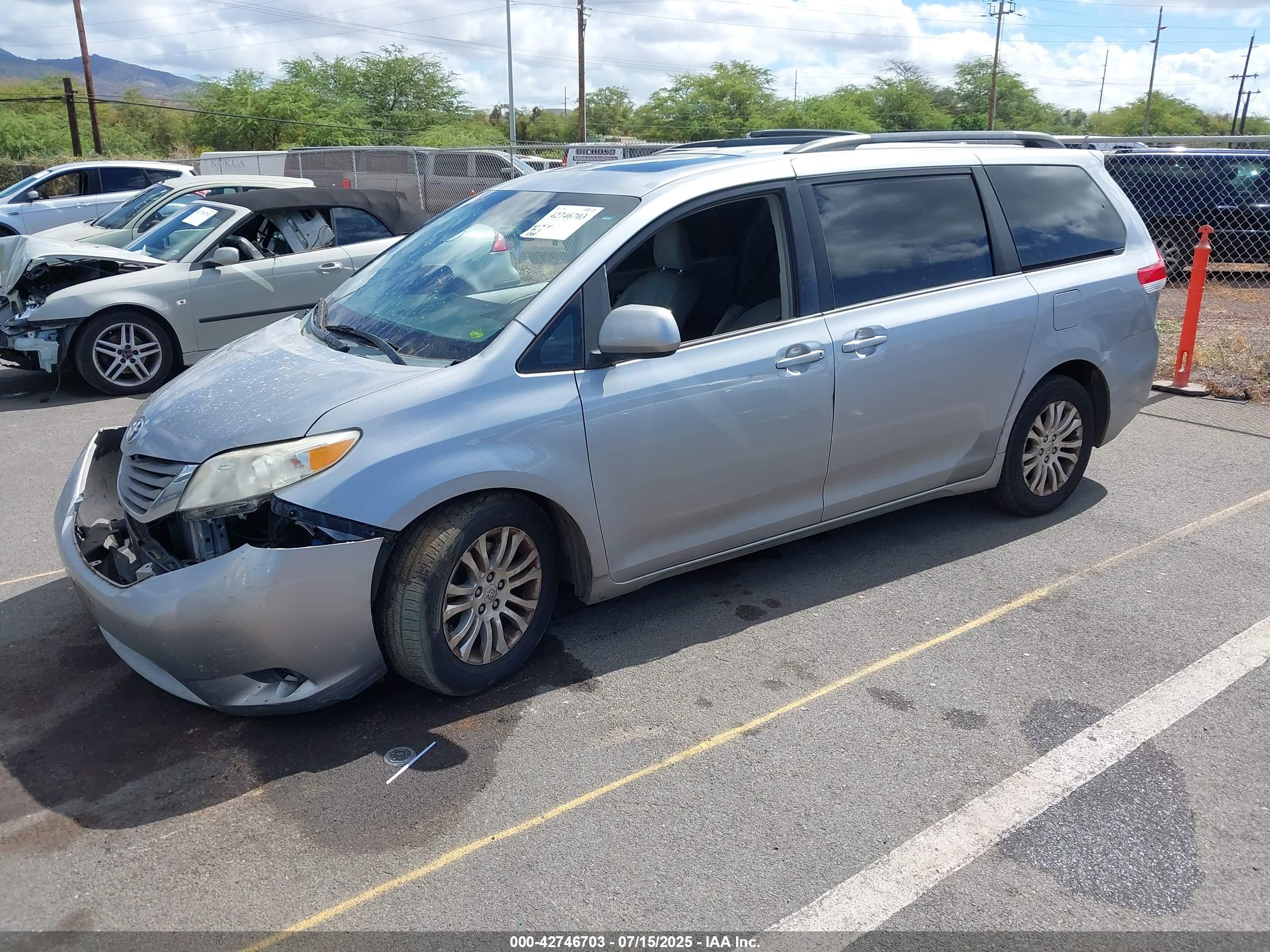 TOYOTA SIENNA image 2