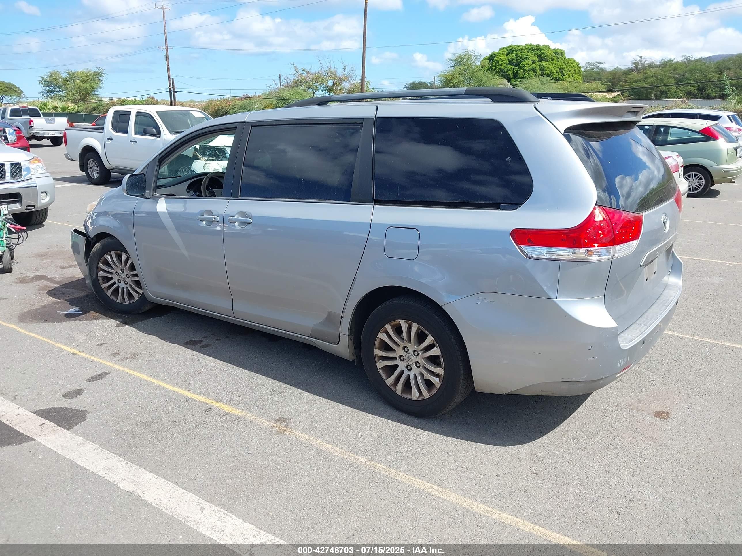 TOYOTA SIENNA image 3