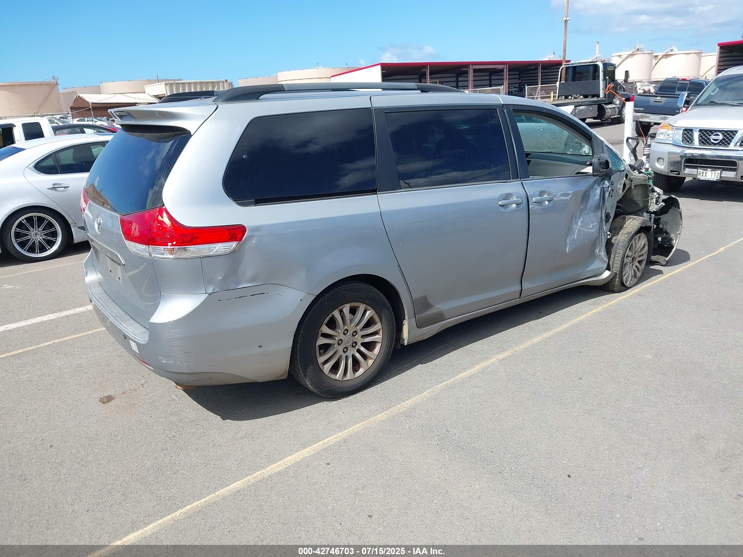 TOYOTA SIENNA image 4
