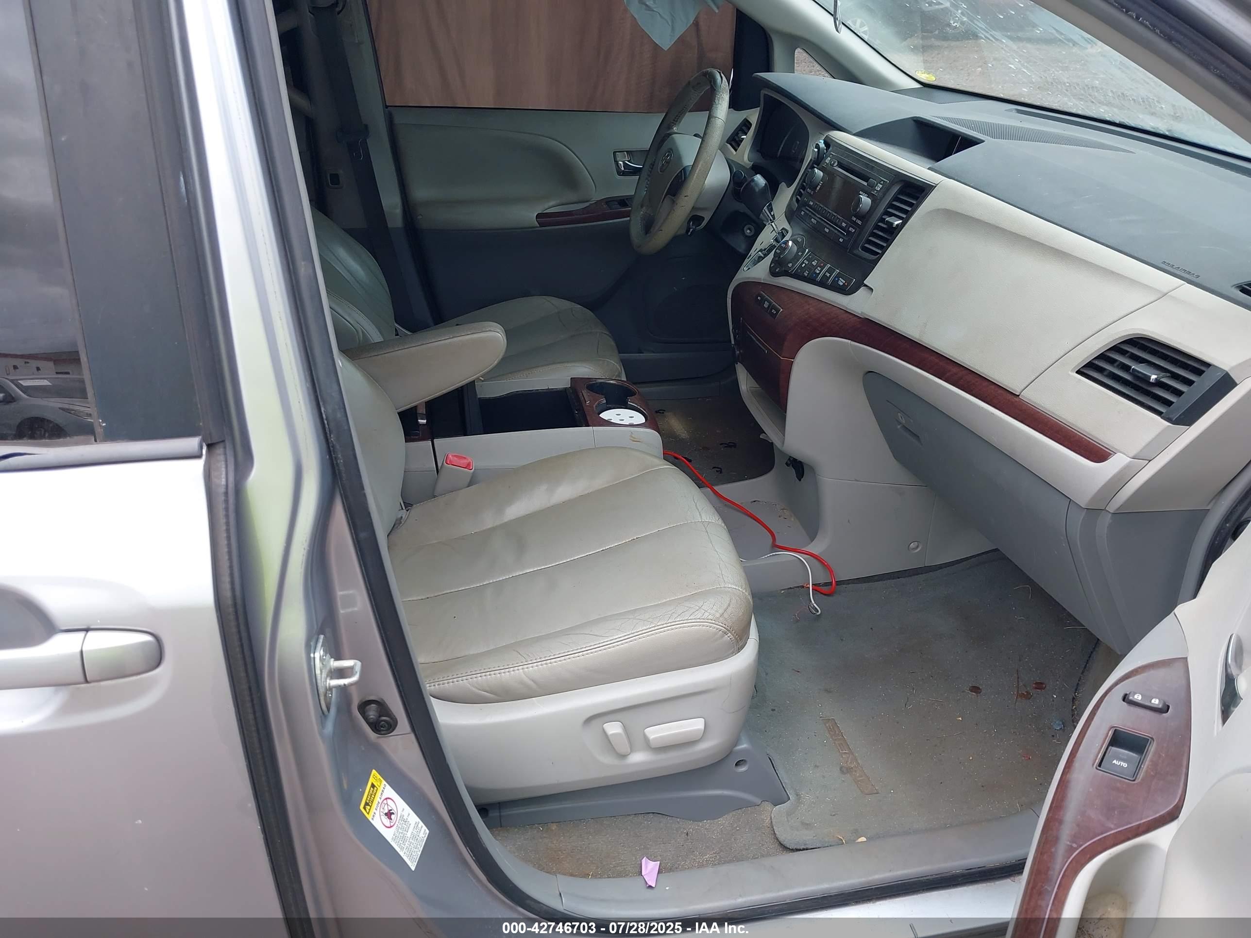 TOYOTA SIENNA image 5