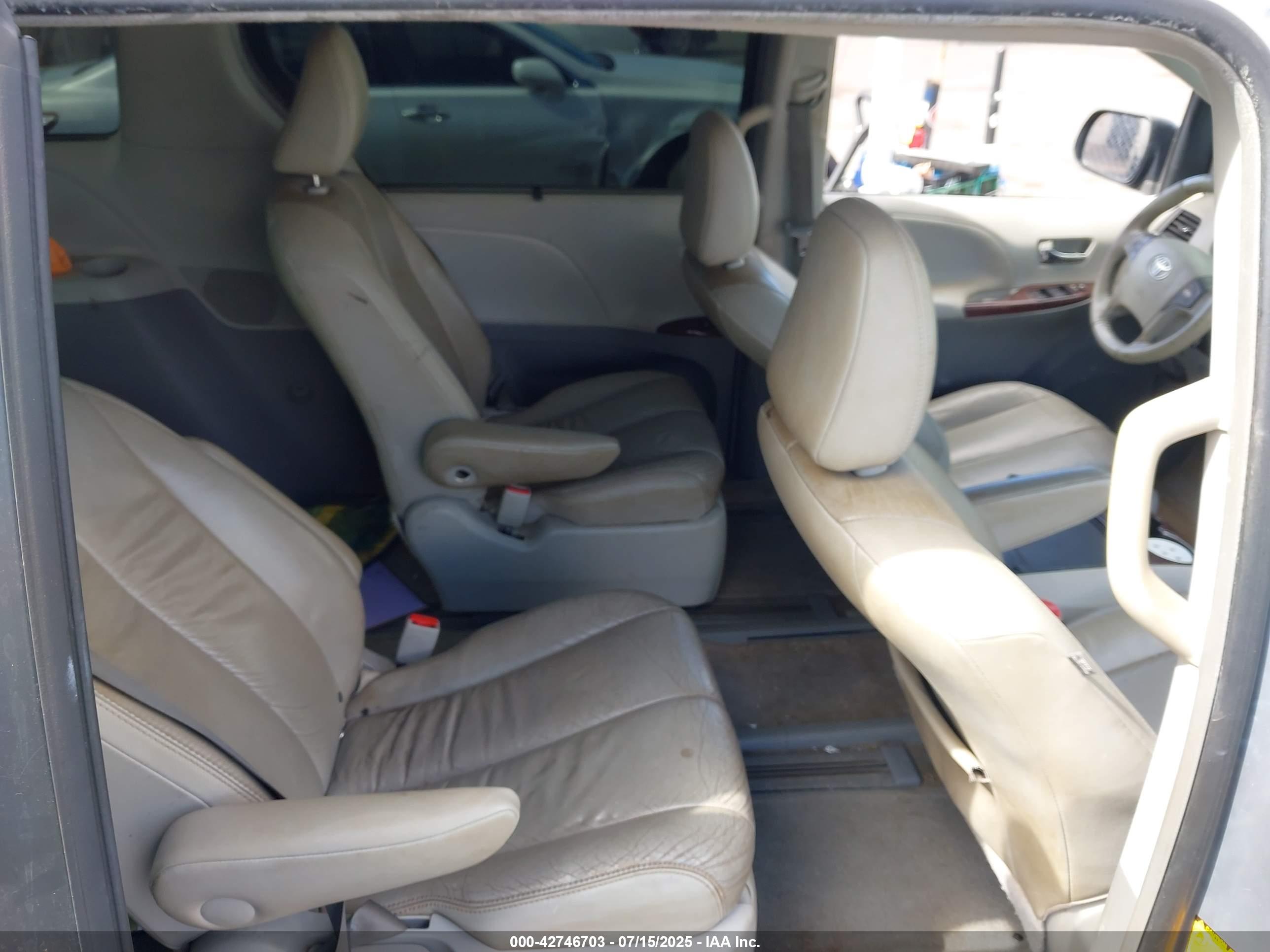 TOYOTA SIENNA image 8