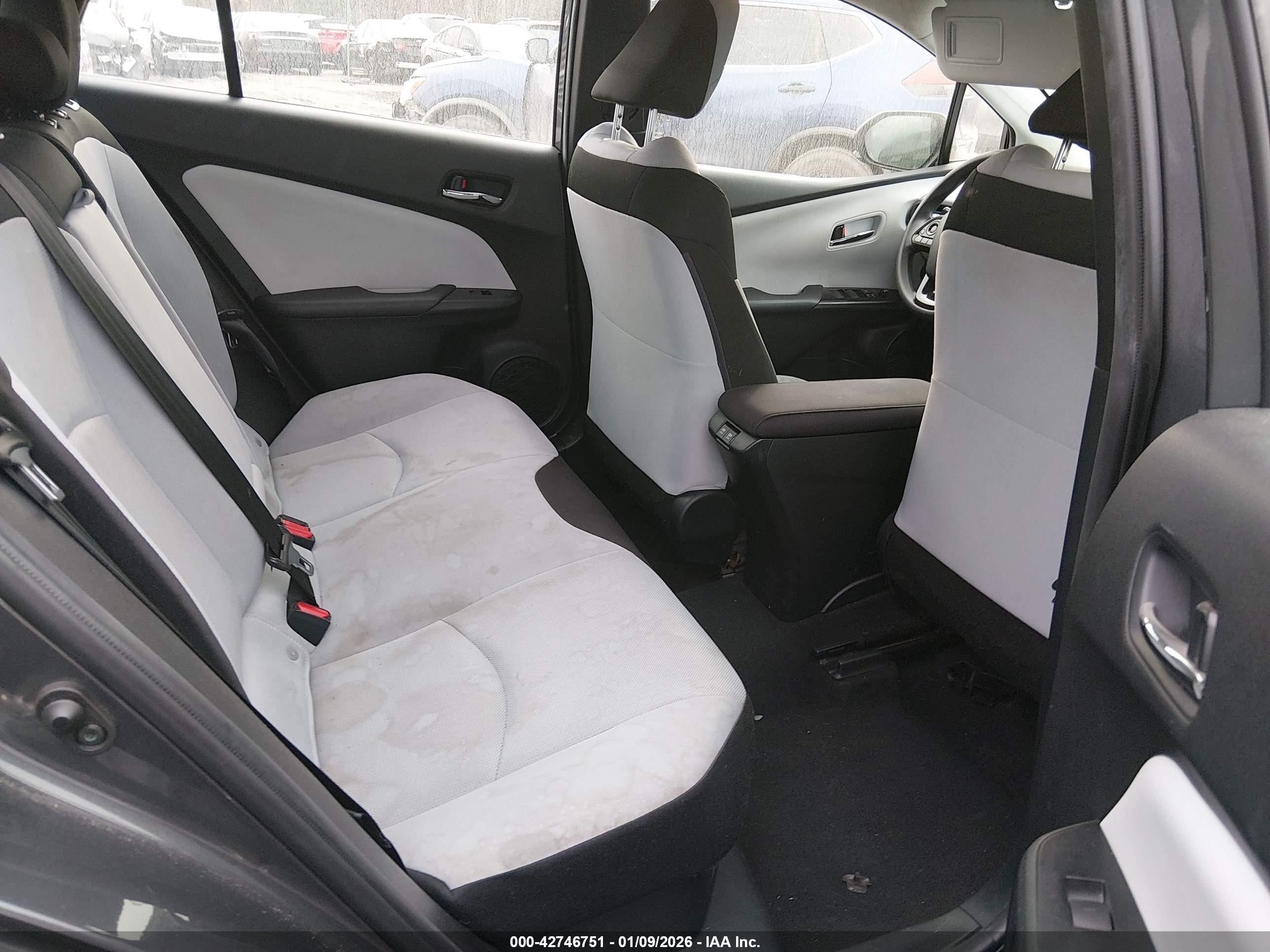 TOYOTA PRIUS image 8
