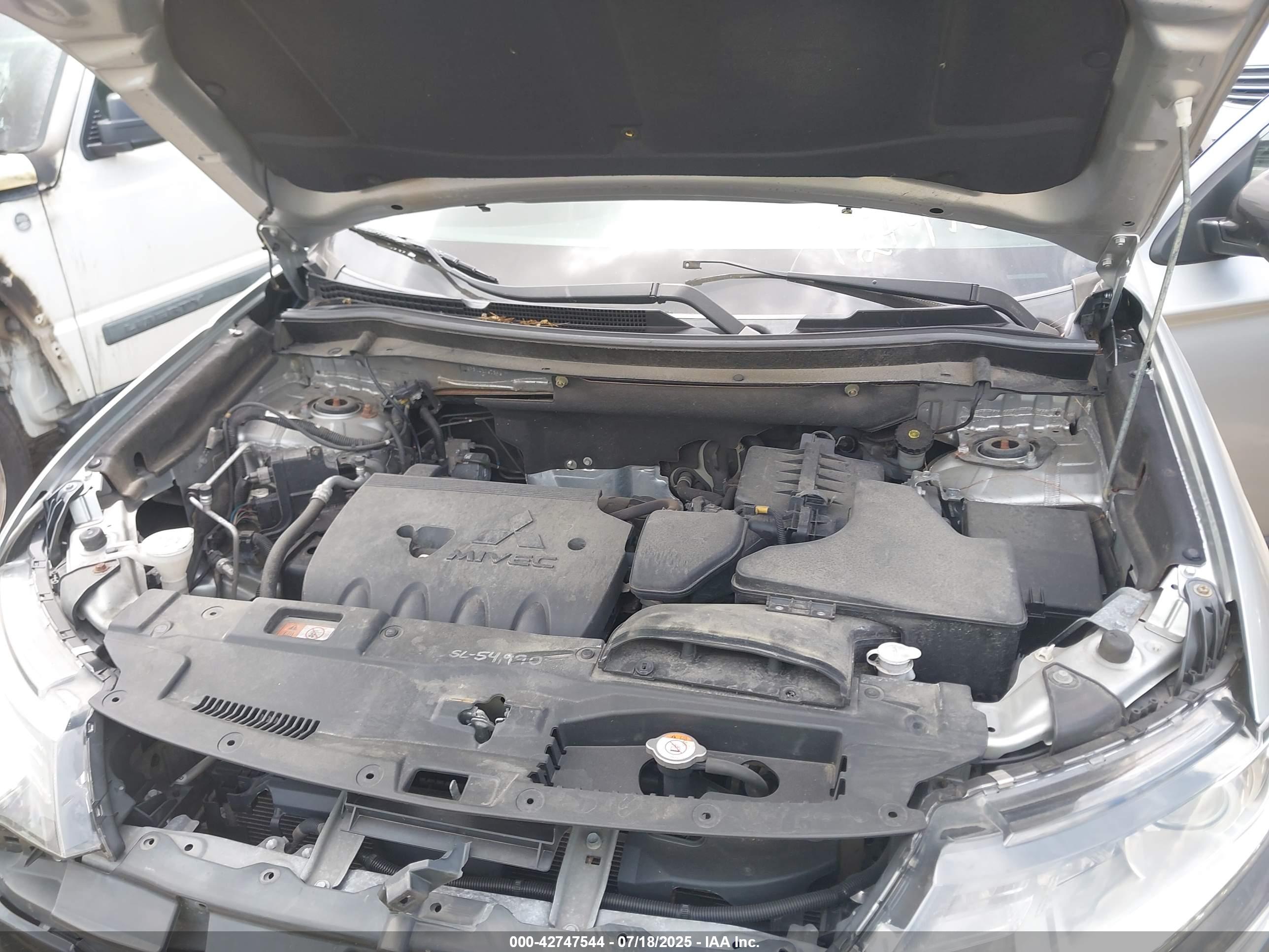 MITSUBISHI OUTLANDER image 10