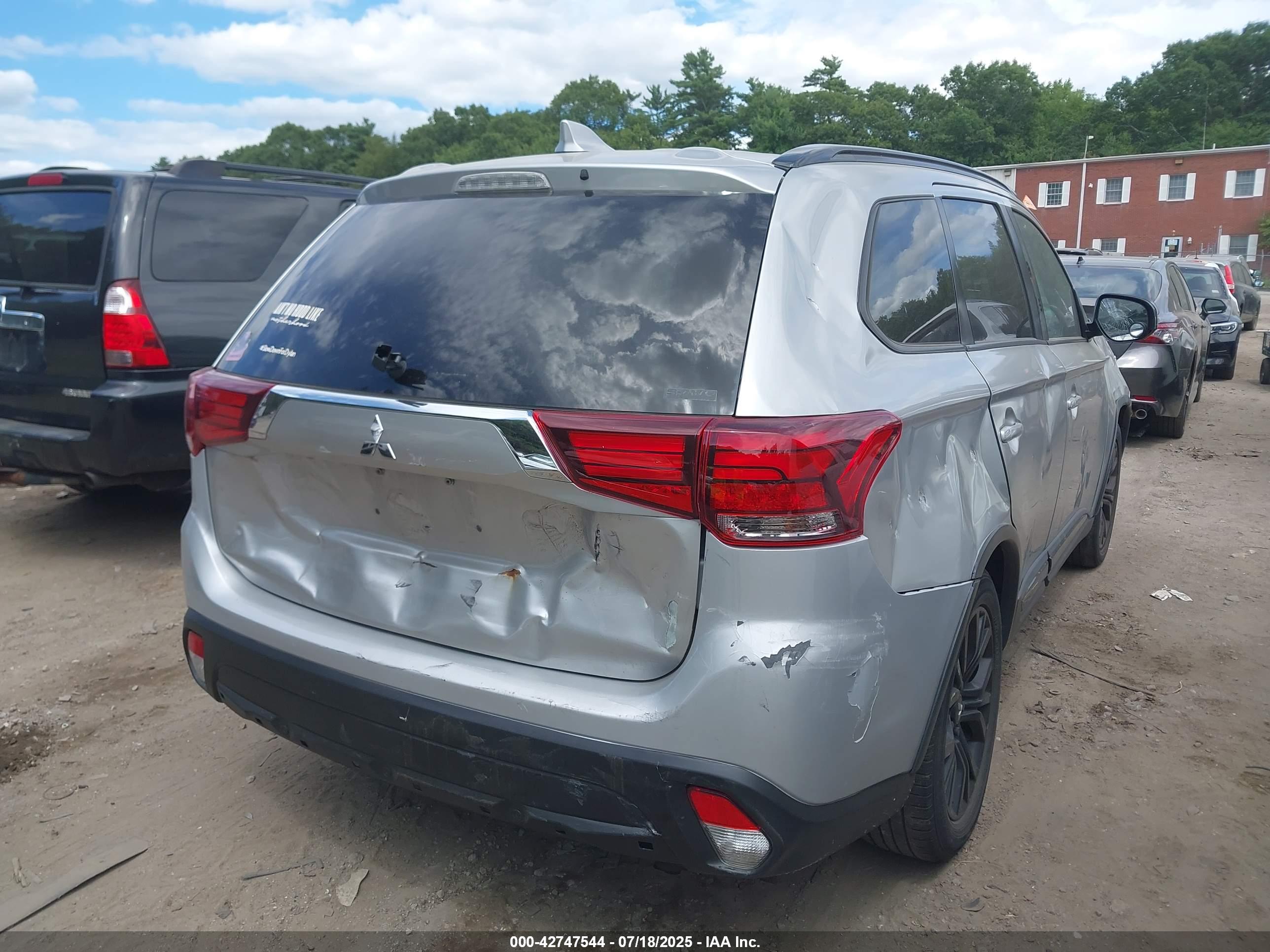 MITSUBISHI OUTLANDER image 4