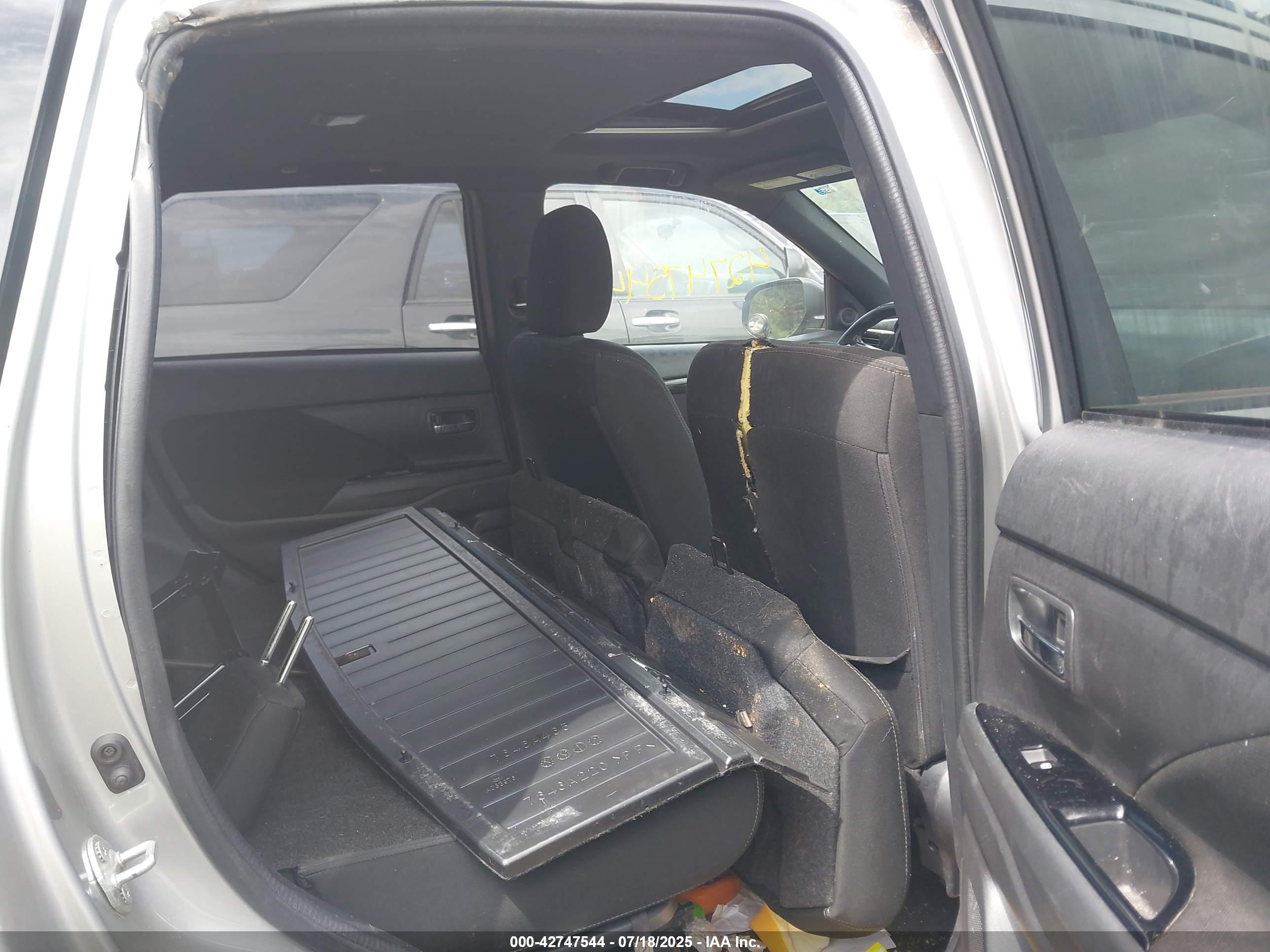 MITSUBISHI OUTLANDER image 8