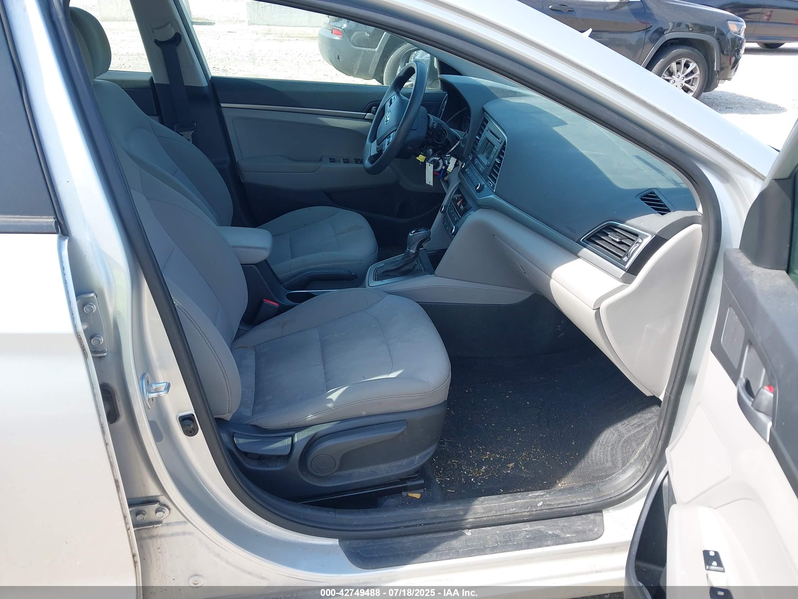 HYUNDAI ELANTRA image 5