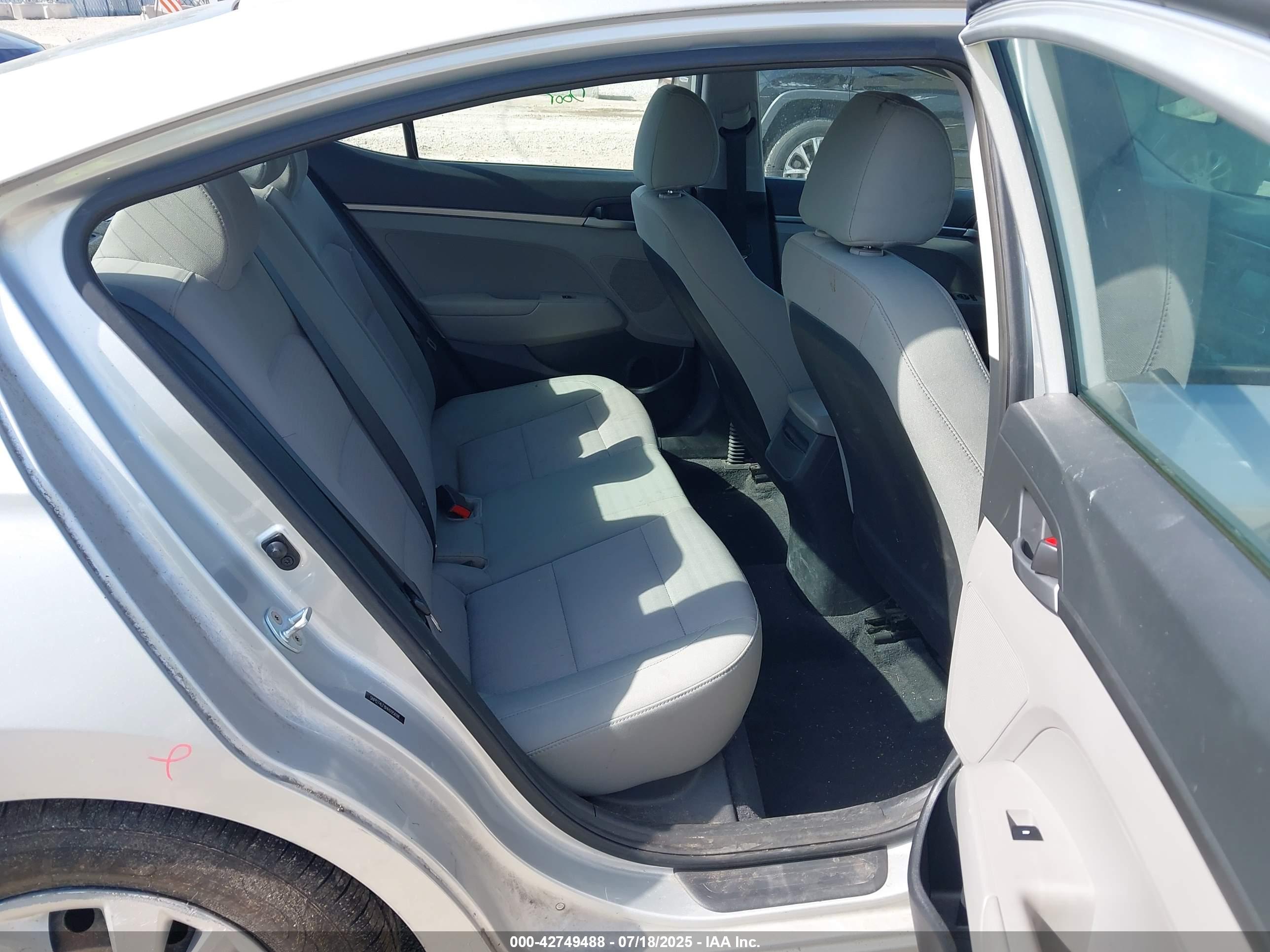 HYUNDAI ELANTRA image 8