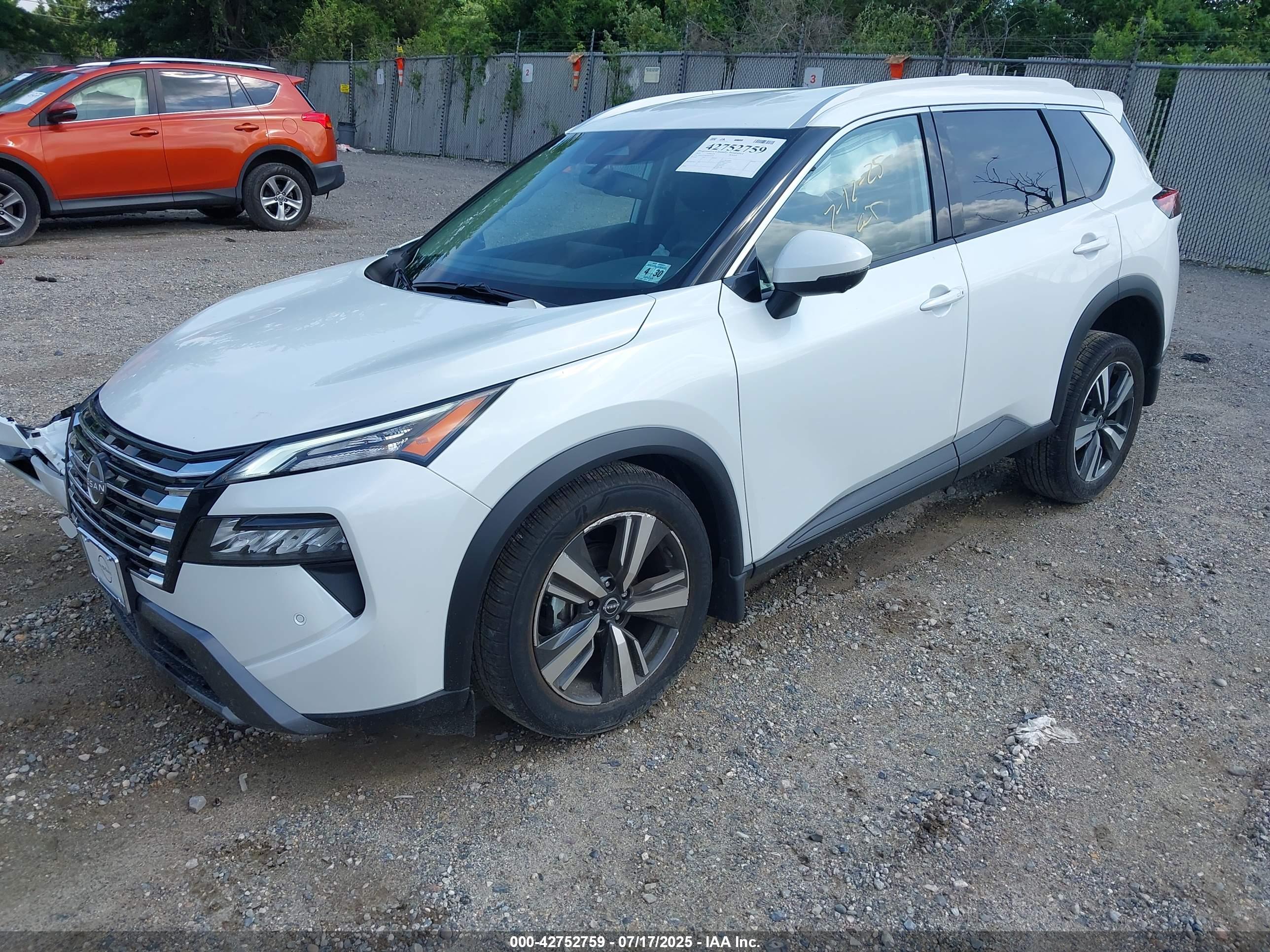 NISSAN ROGUE image 2