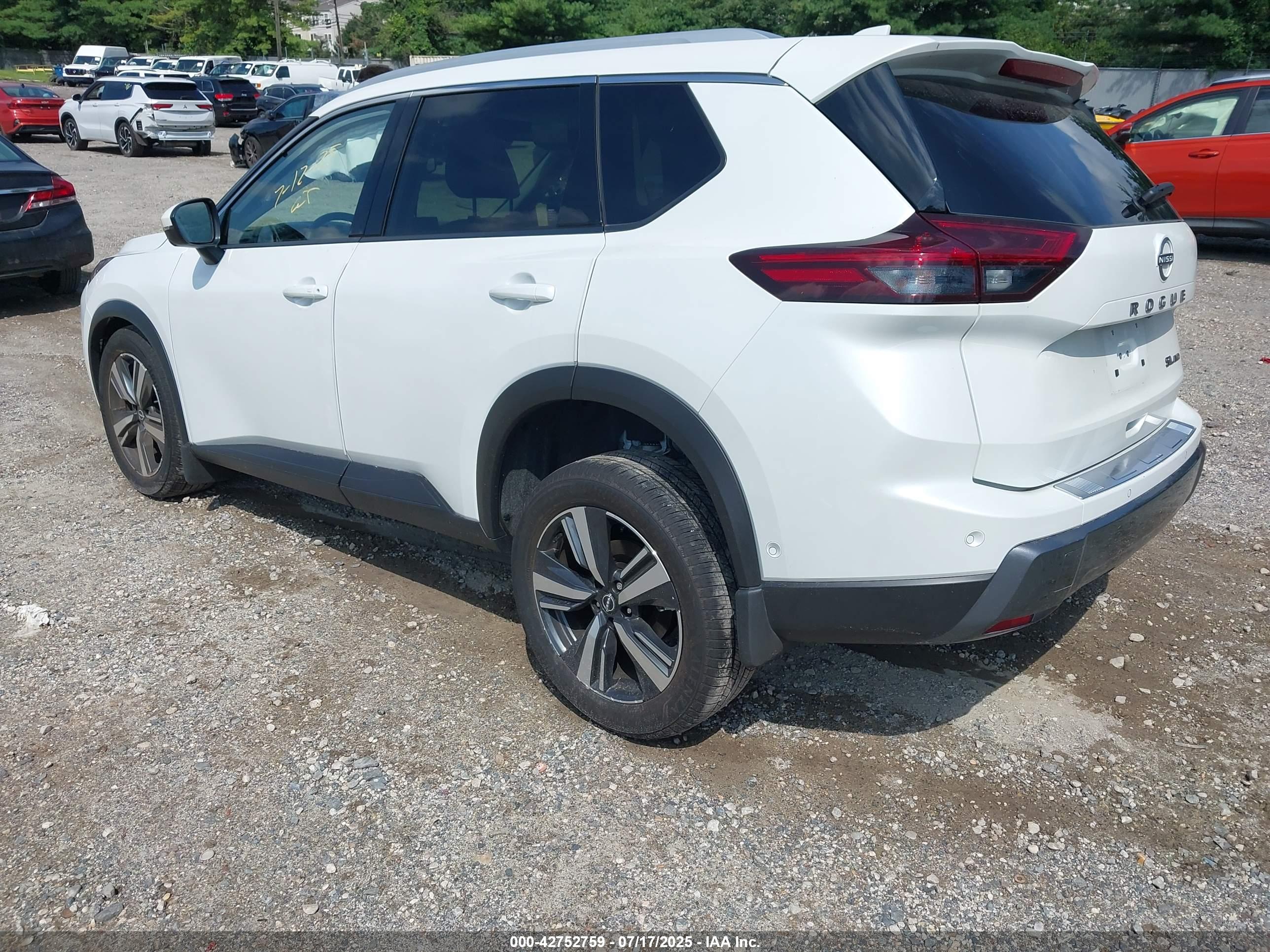 NISSAN ROGUE image 3