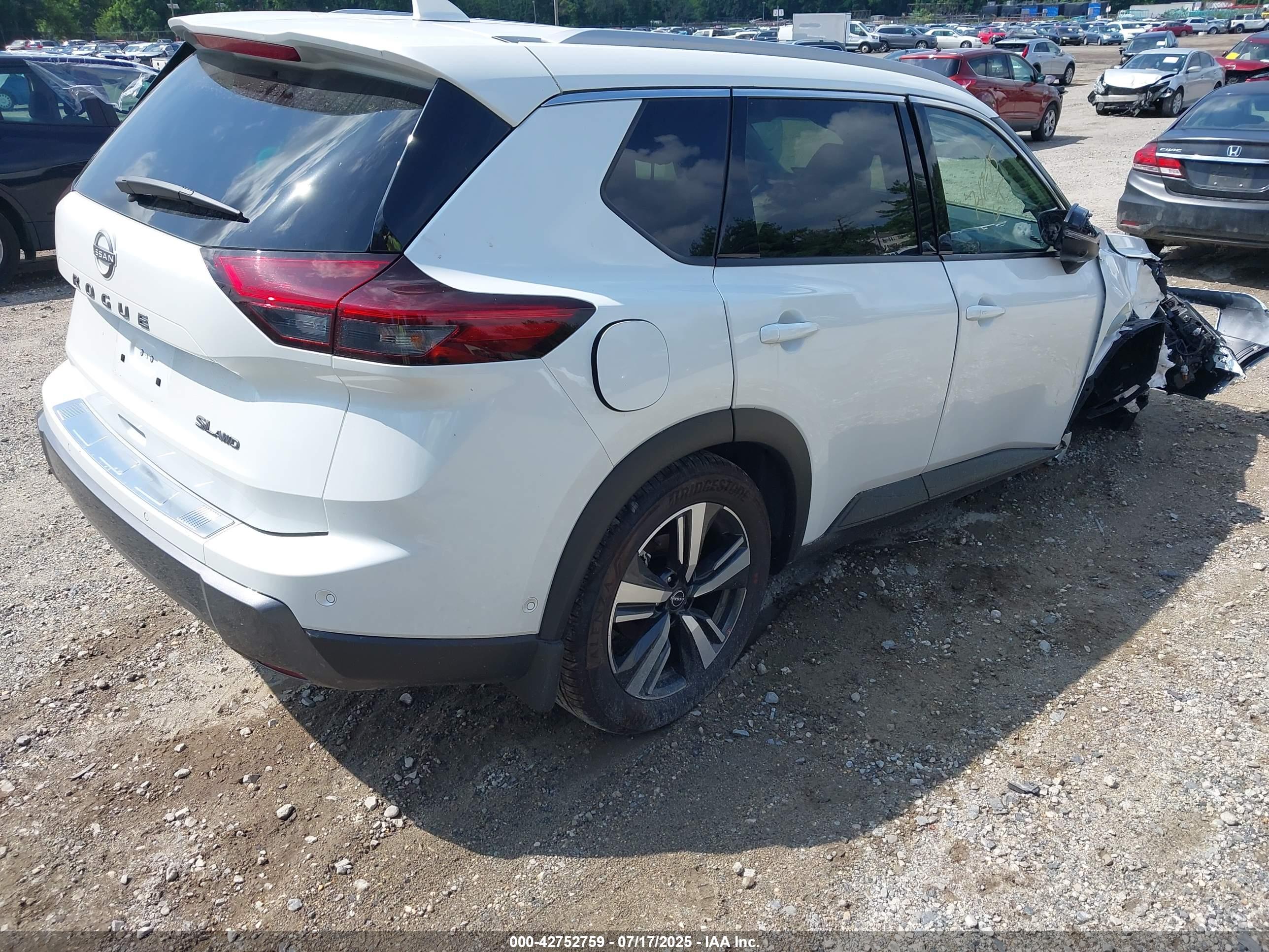 NISSAN ROGUE image 4