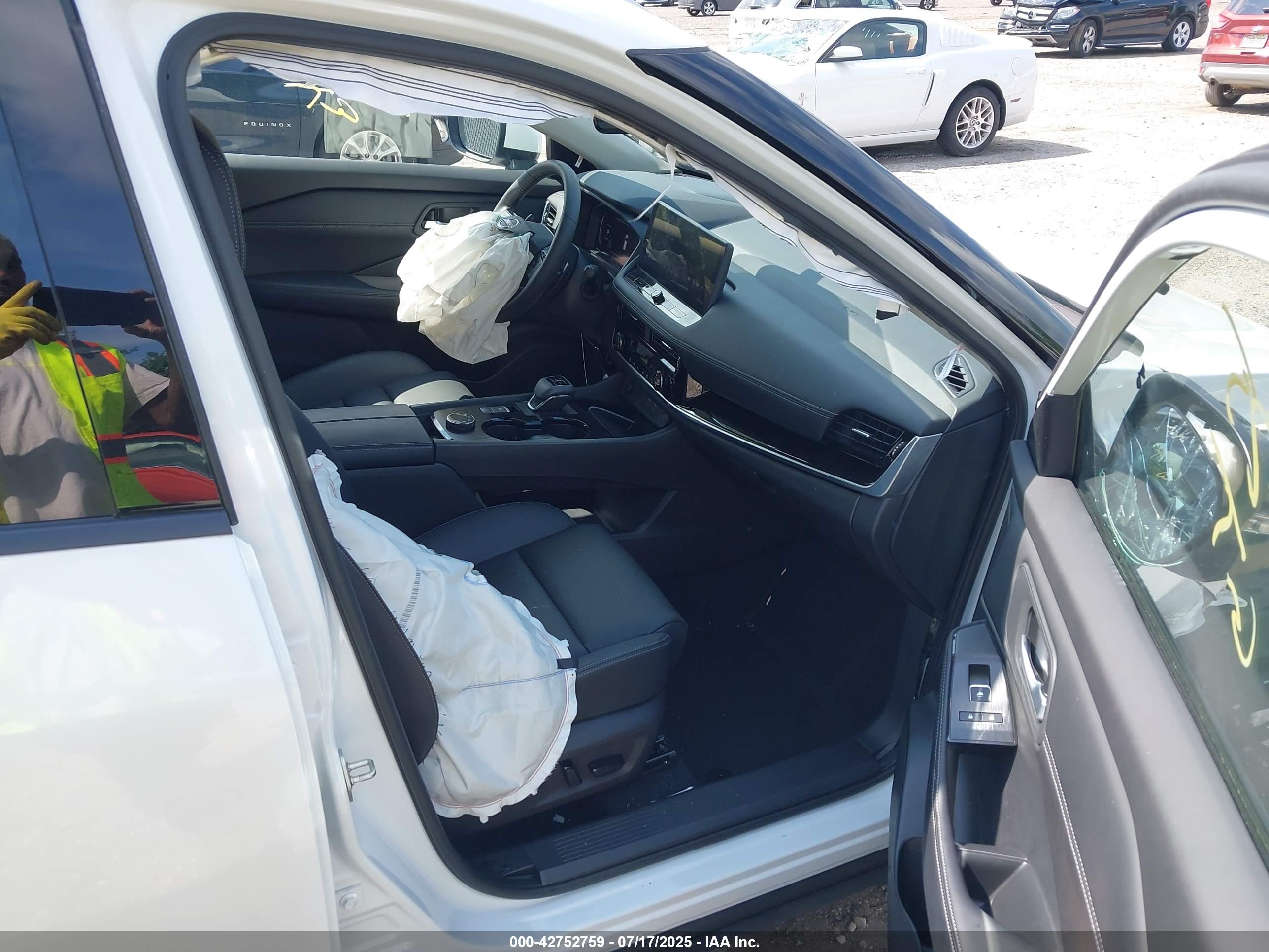 NISSAN ROGUE image 5