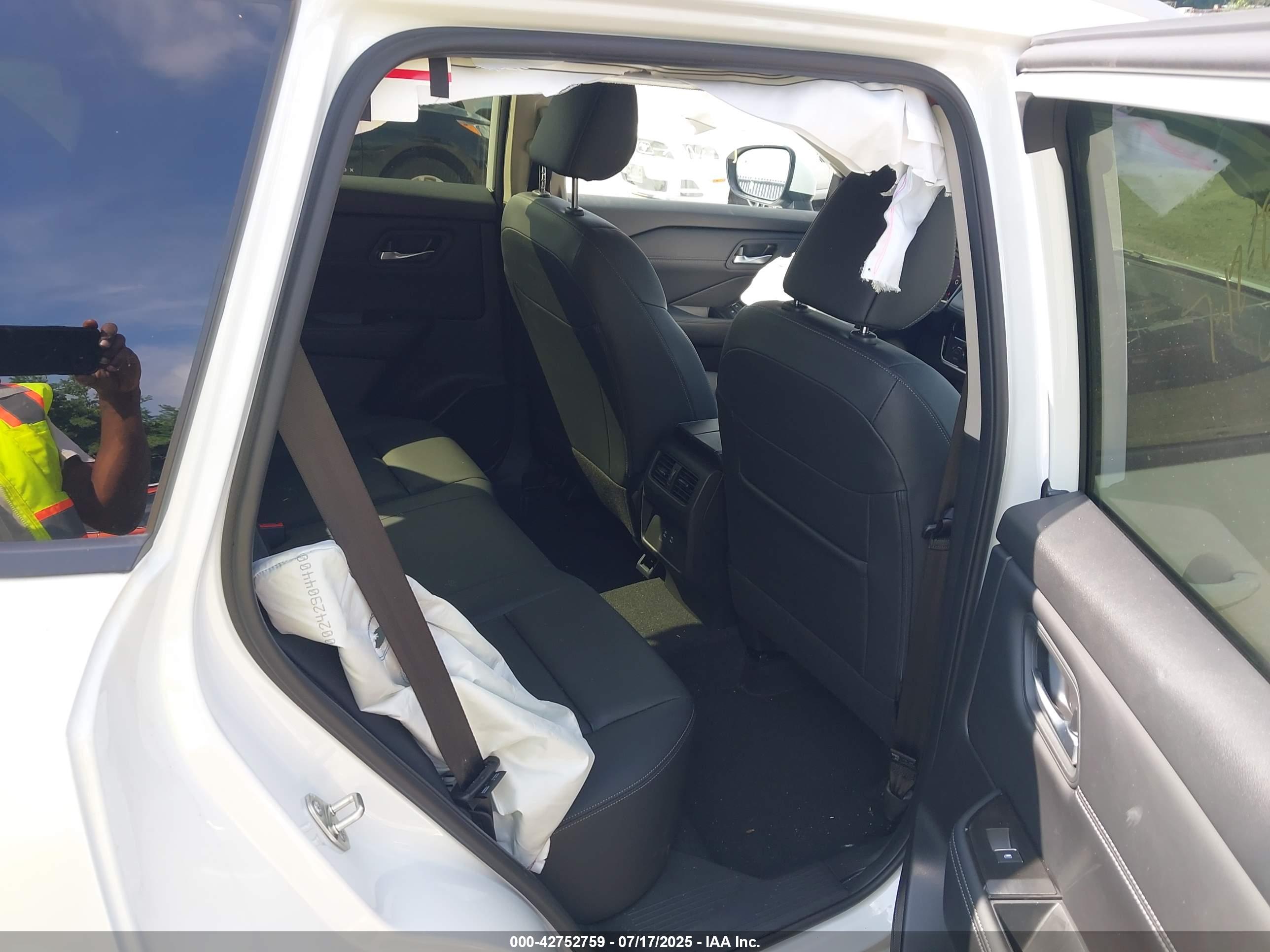 NISSAN ROGUE image 8