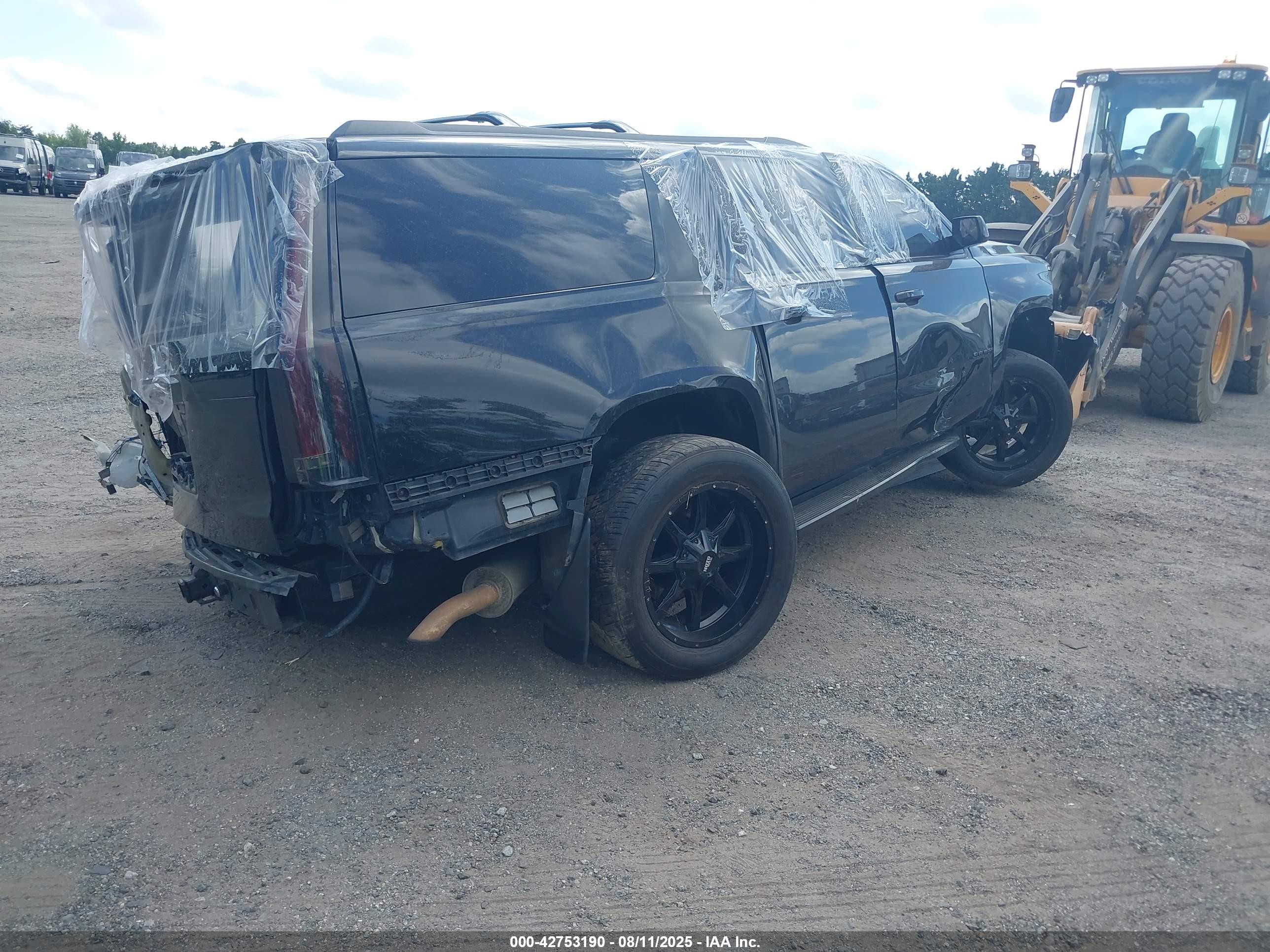 CHEVROLET SUBURBAN image 4