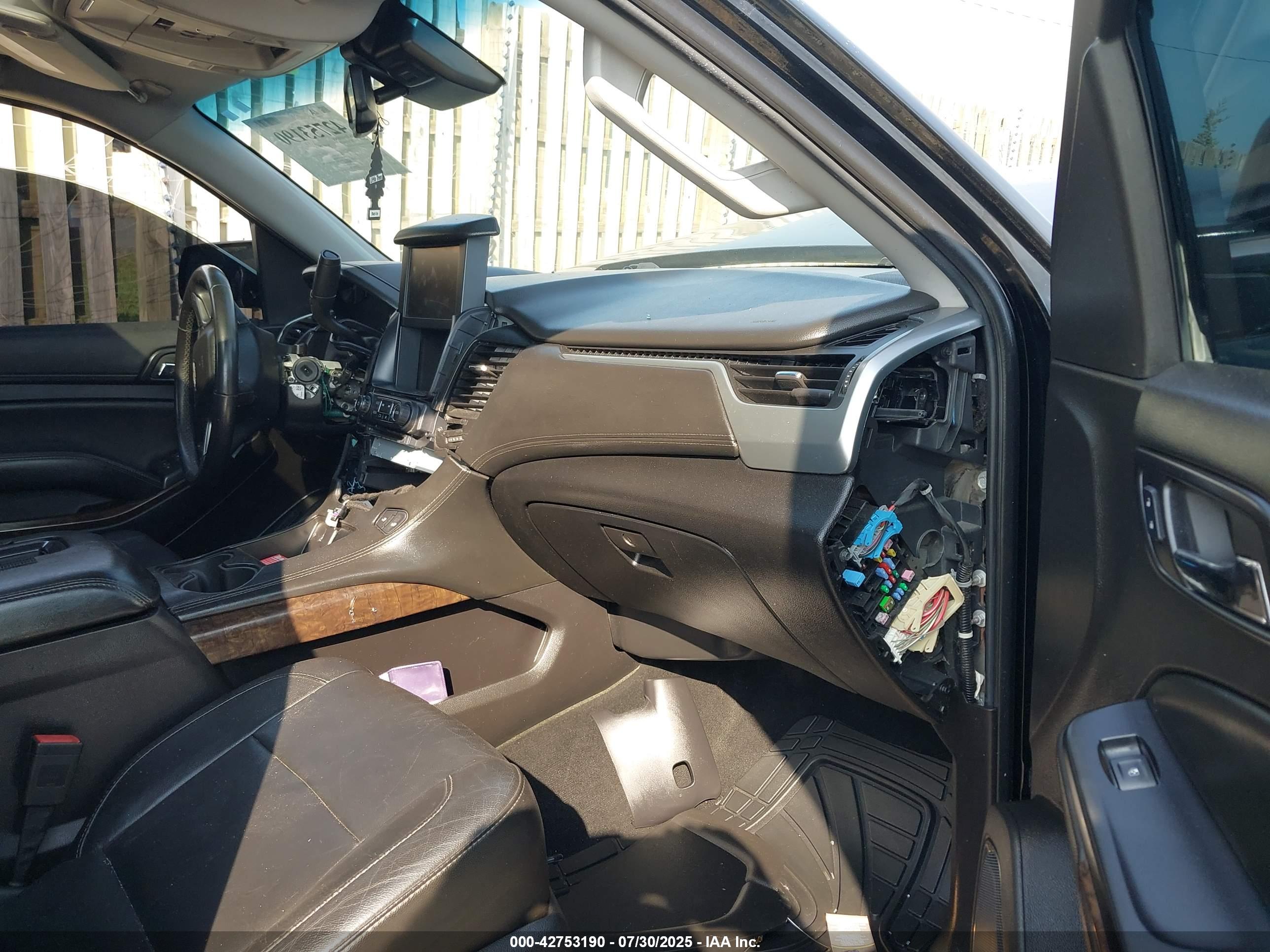 CHEVROLET SUBURBAN image 5