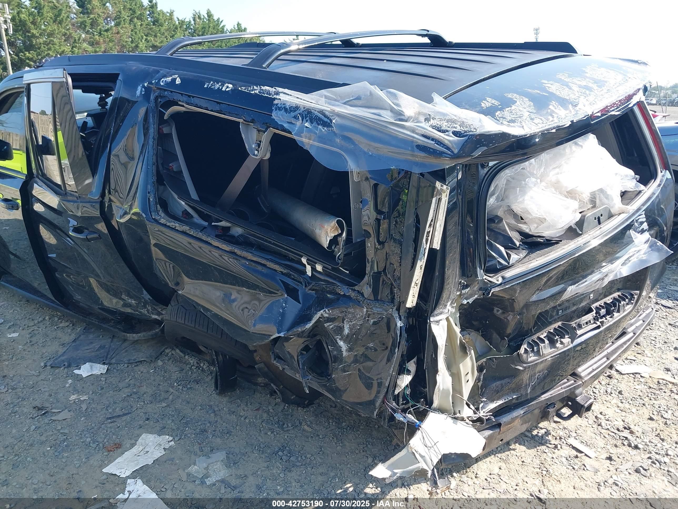 CHEVROLET SUBURBAN image 6