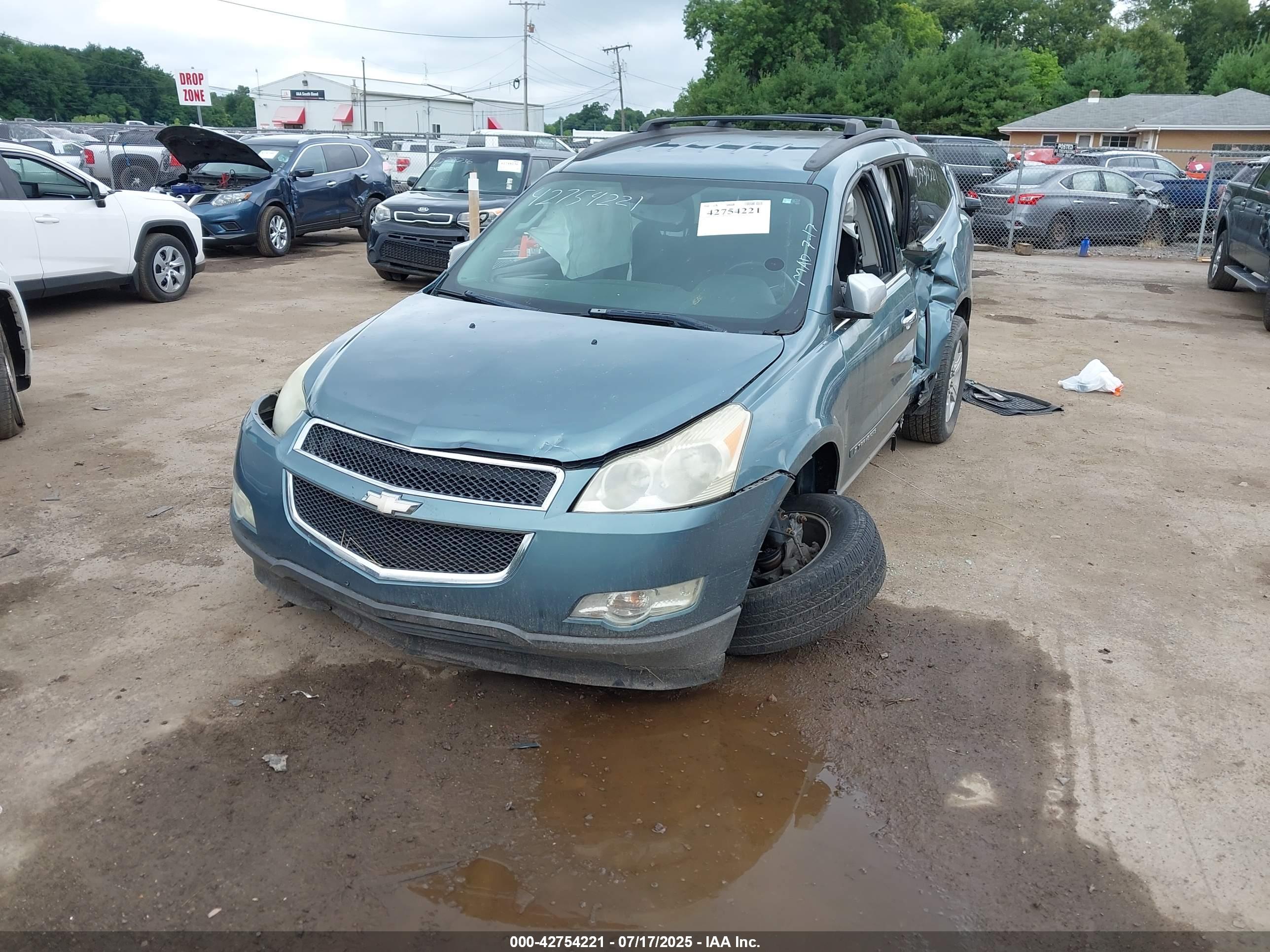 CHEVROLET TRAVERSE image 2
