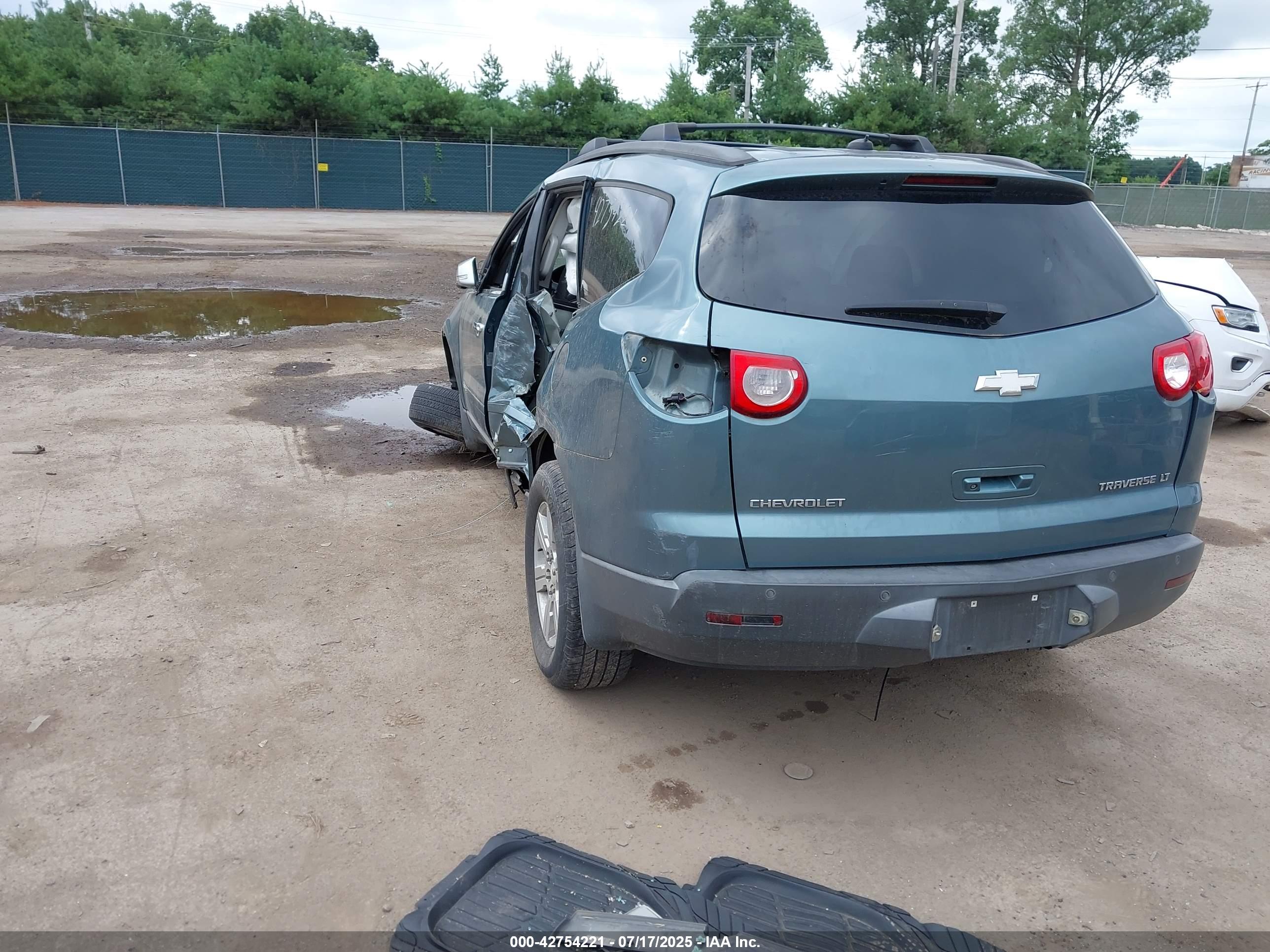 CHEVROLET TRAVERSE image 3