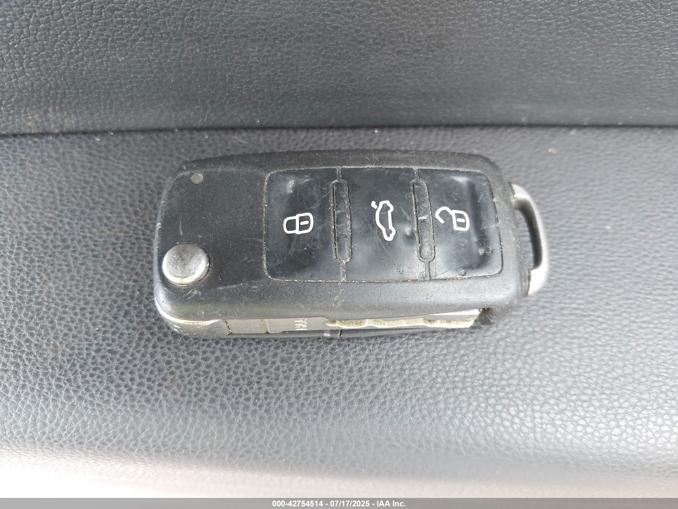 VOLKSWAGEN BEETLE image 11