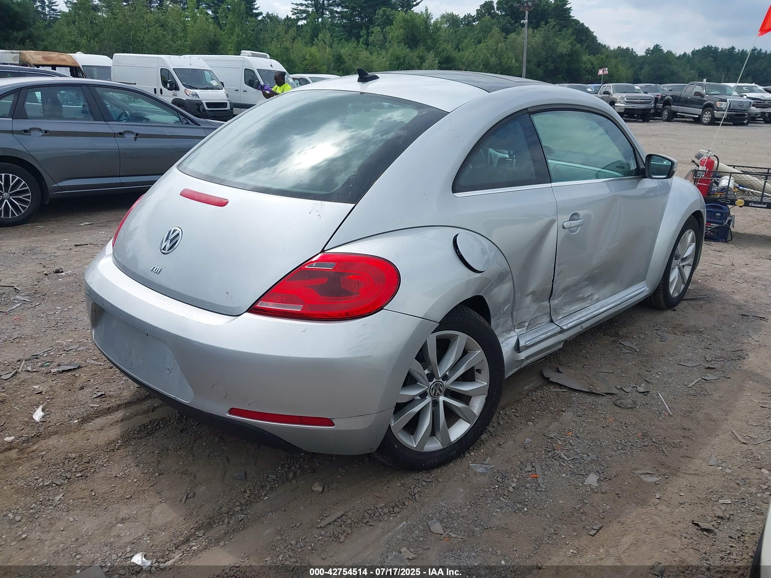VOLKSWAGEN BEETLE image 4