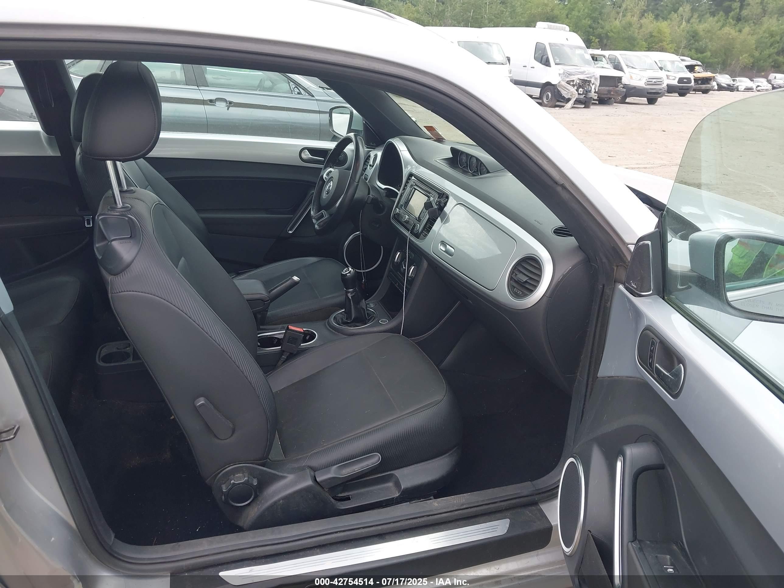 VOLKSWAGEN BEETLE image 5