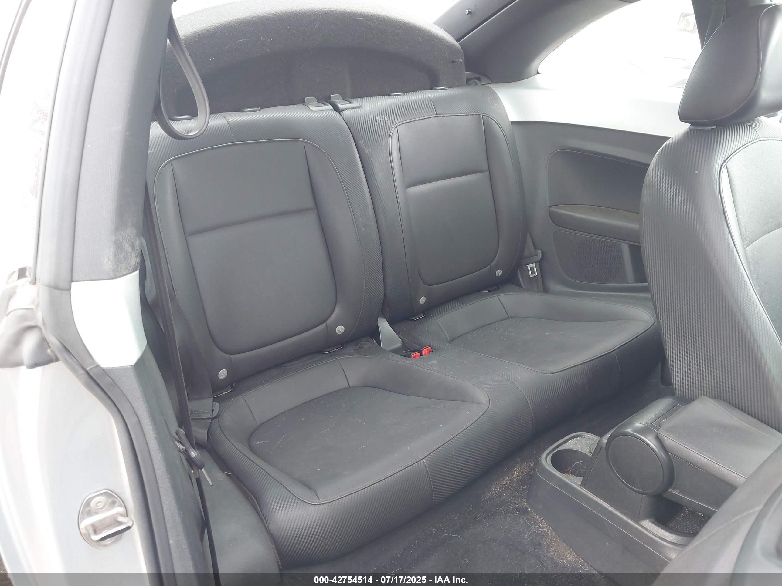VOLKSWAGEN BEETLE image 8