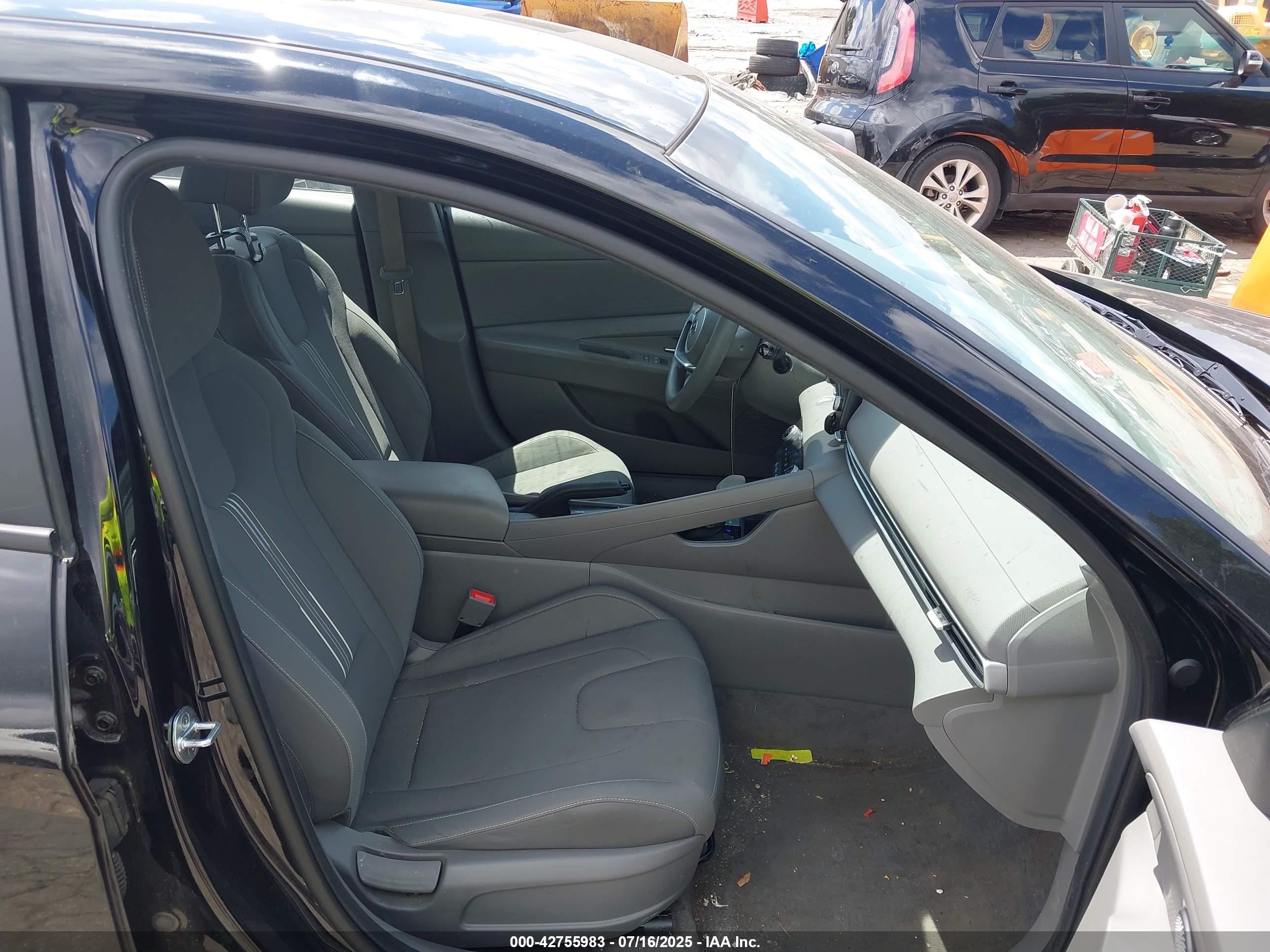 HYUNDAI ELANTRA image 5