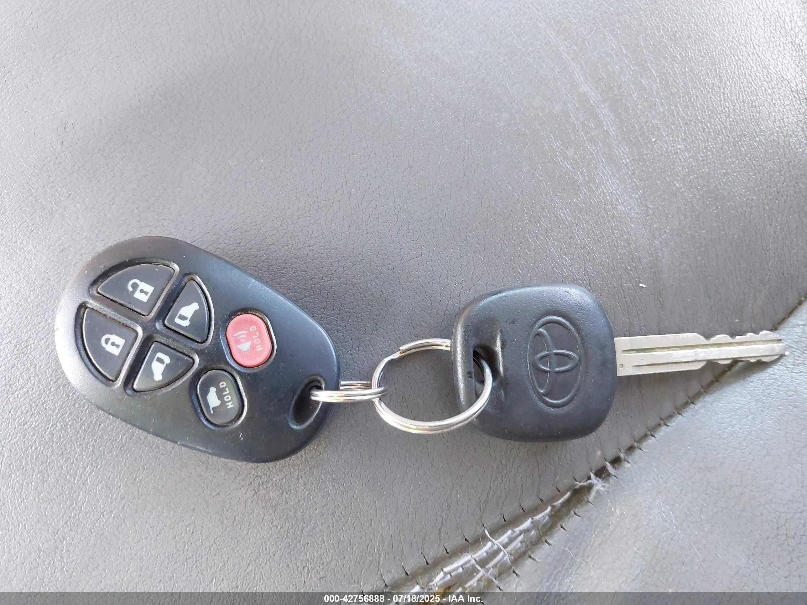 TOYOTA SIENNA image 11