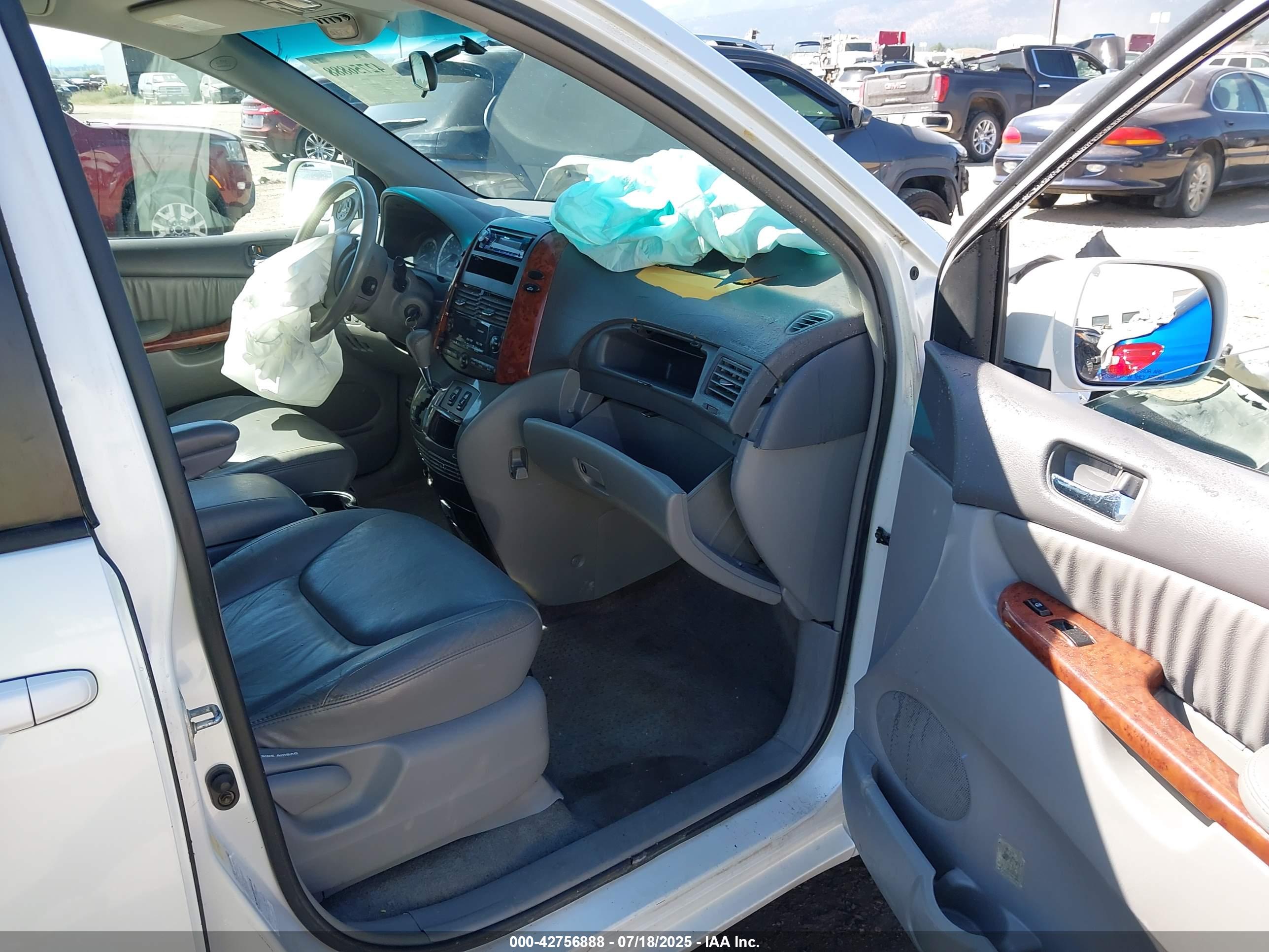 TOYOTA SIENNA image 5