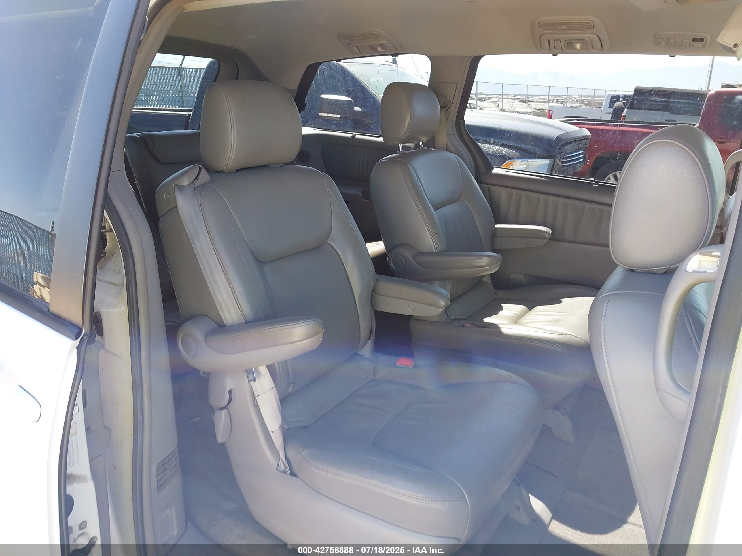TOYOTA SIENNA image 8
