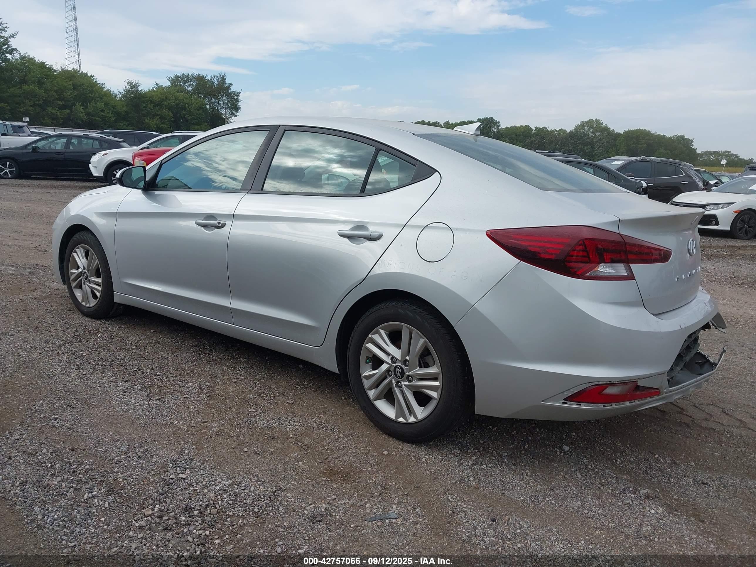 HYUNDAI ELANTRA image 3