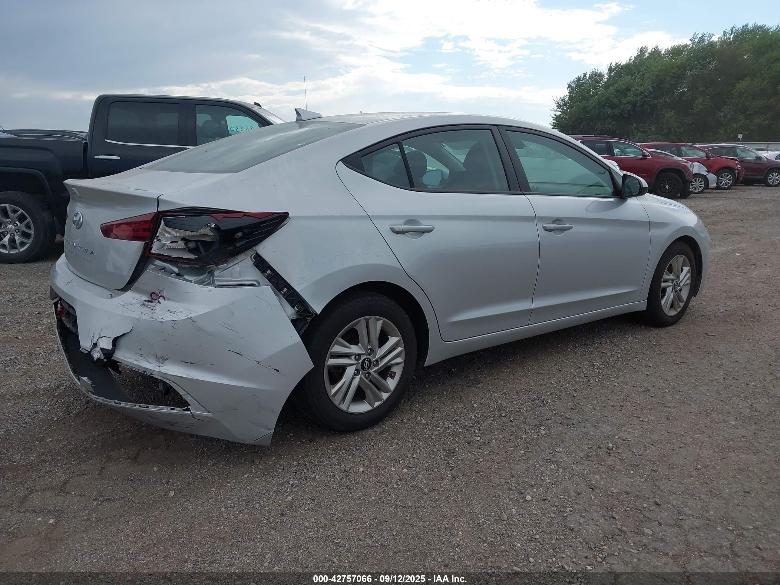 HYUNDAI ELANTRA image 4